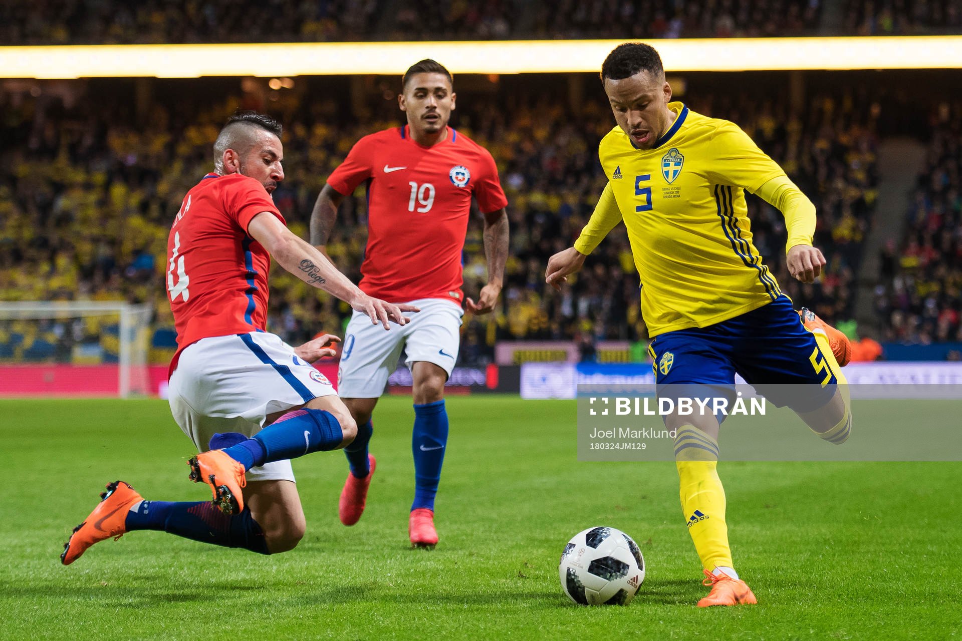 Chiles Mauricio Isla och Marcos Bolados utmanas av Sveriges