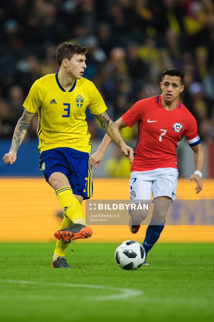 Sveriges Victor Nilsson Lindelöf och Chiles Alexis Sanchez