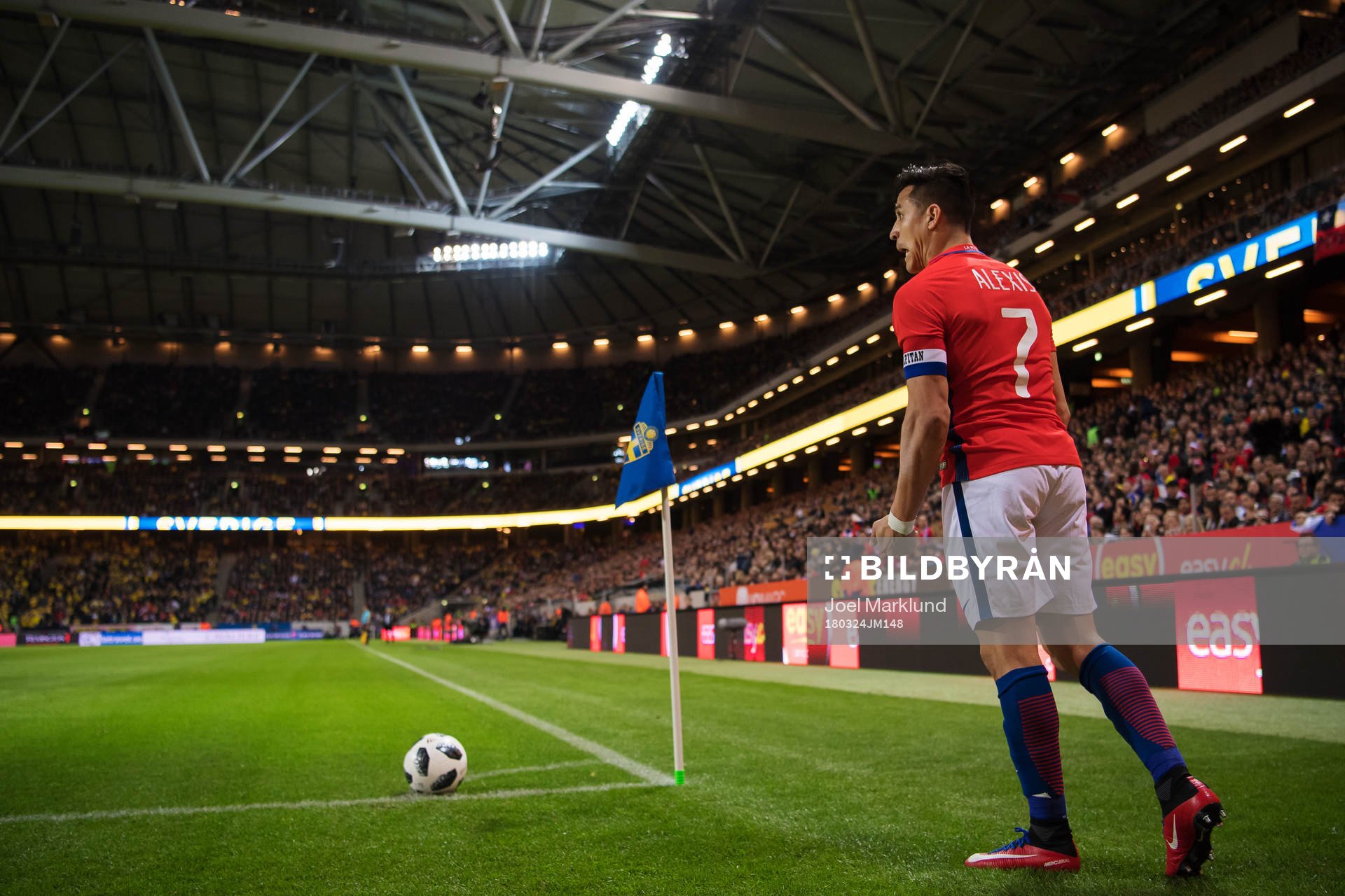 Chiles Alexis Sanchez gör en grimas när han ska slå en