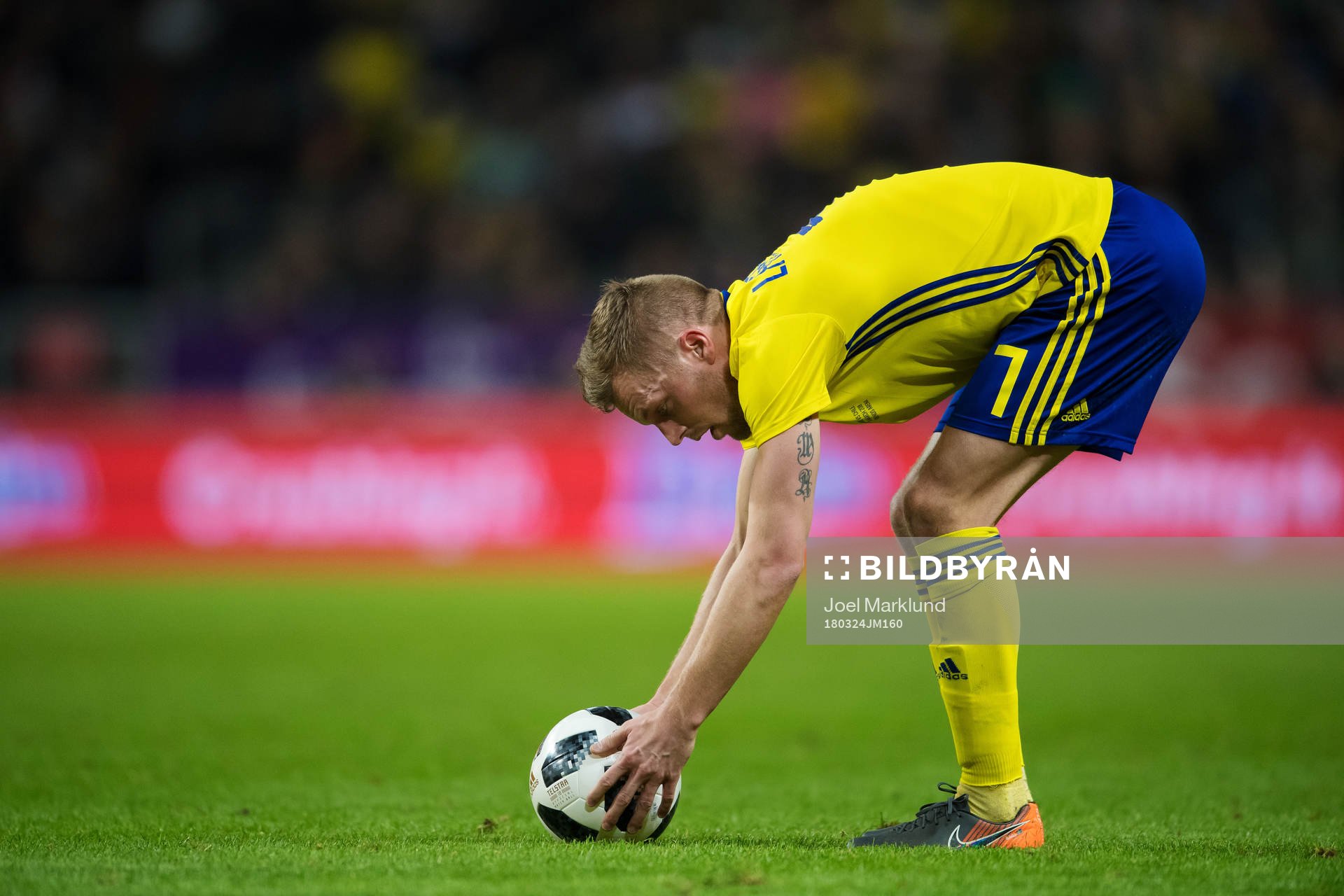 Sveriges Sebastian Larsson placerar bollen för att slå en frispark under träningslandskampen i fotboll mellan Sverige och Chile den 24 mars 2018 i Stockholm.