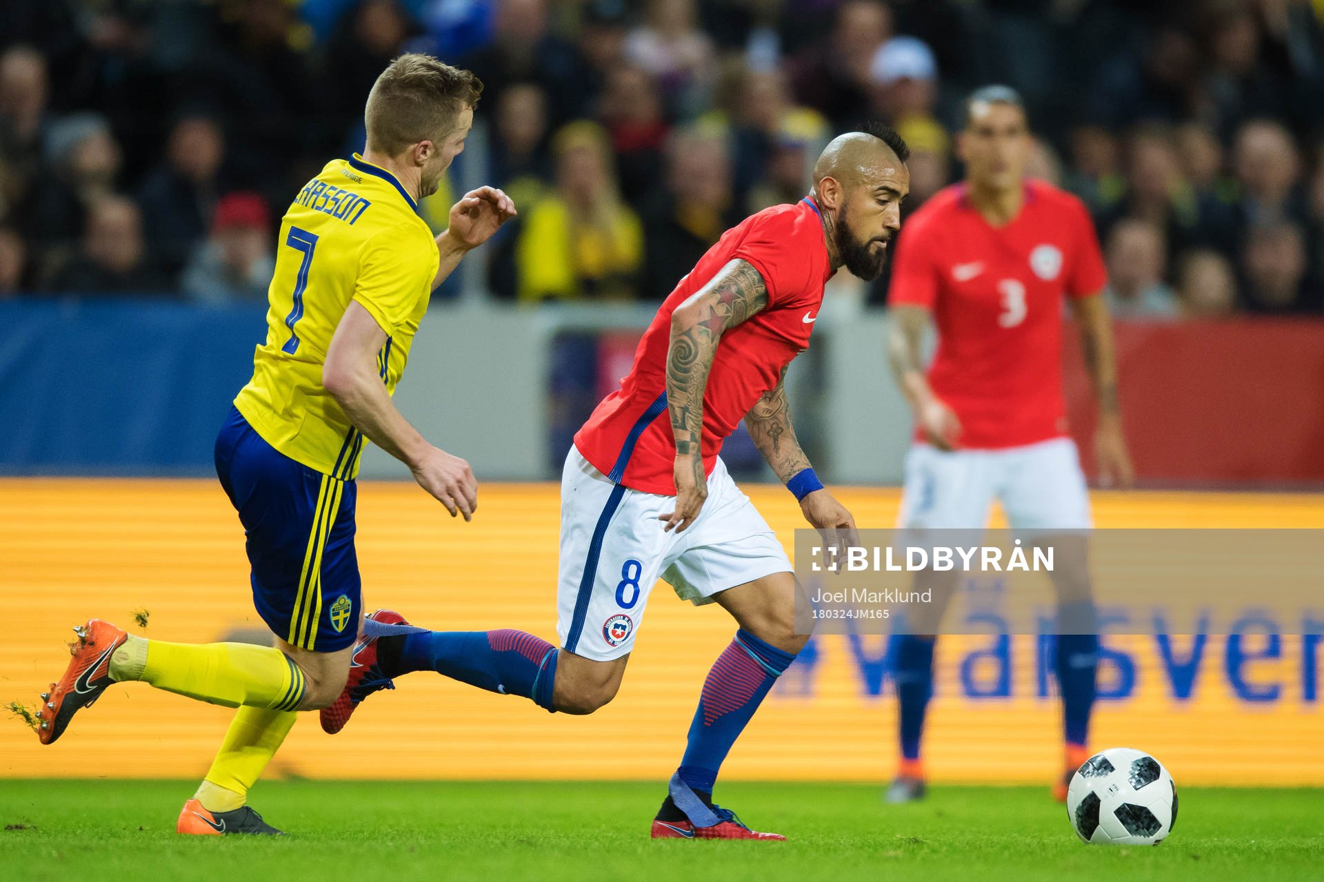 Sveriges Sebastian Larsson och Chiles Arturo Vidal