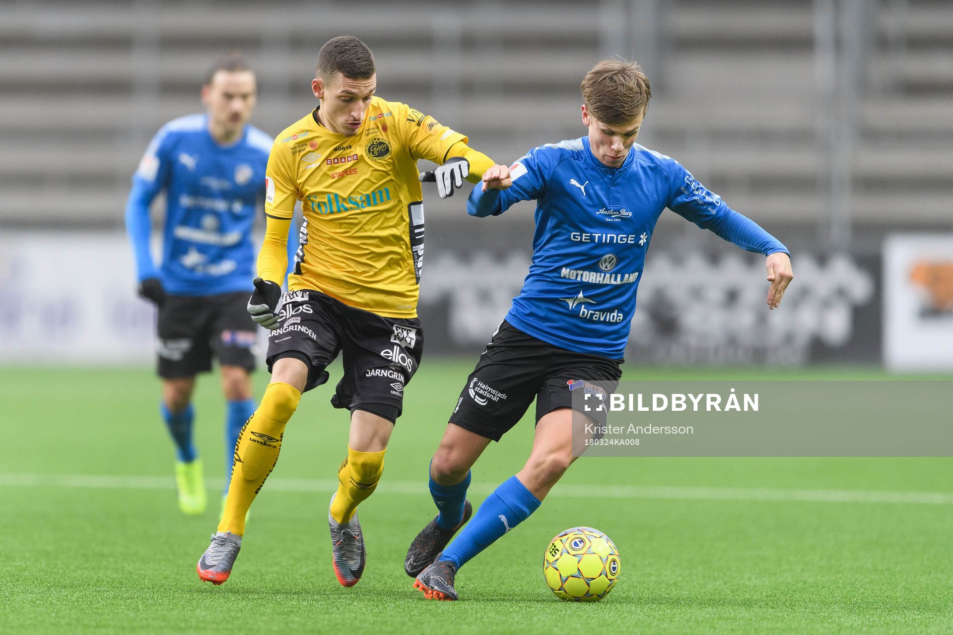 Elfsborgs Arian Kabashi och Halmstads Oscar Pettersson under träningsmatchen i fotboll mellan Elfsborg och Halmstad den 24 mars 2018 i Borås.