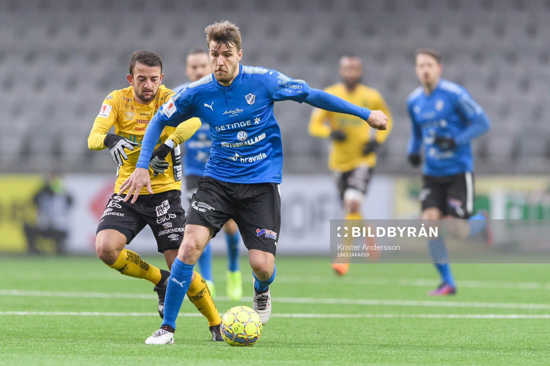 Elfsborgs Robert Gojani och Halmstads Johan Oremo under träningsmatchen i fotboll mellan Elfsborg och Halmstad den 24 mars 2018 i Borås.