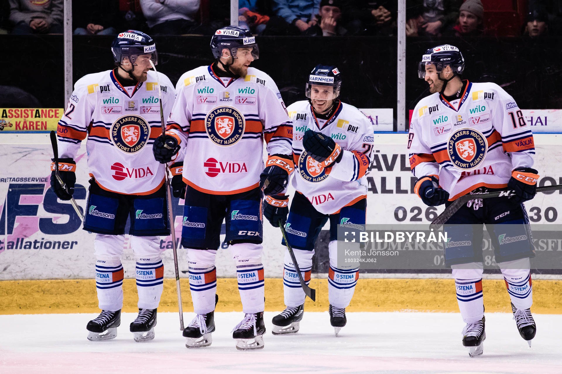 Växjös Brendan Shinnimin jublar med Arvid Lundberg och