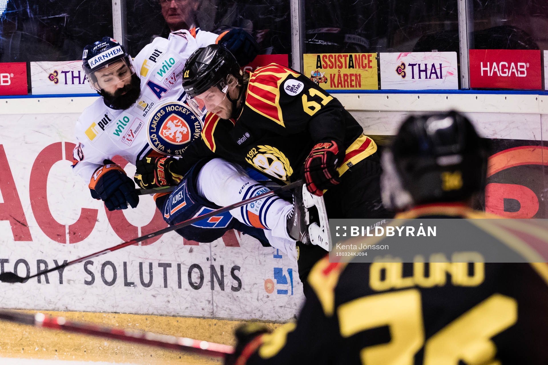 Växjös Daniel Rahimi Daniel Rahimi tacklas av Brynäs