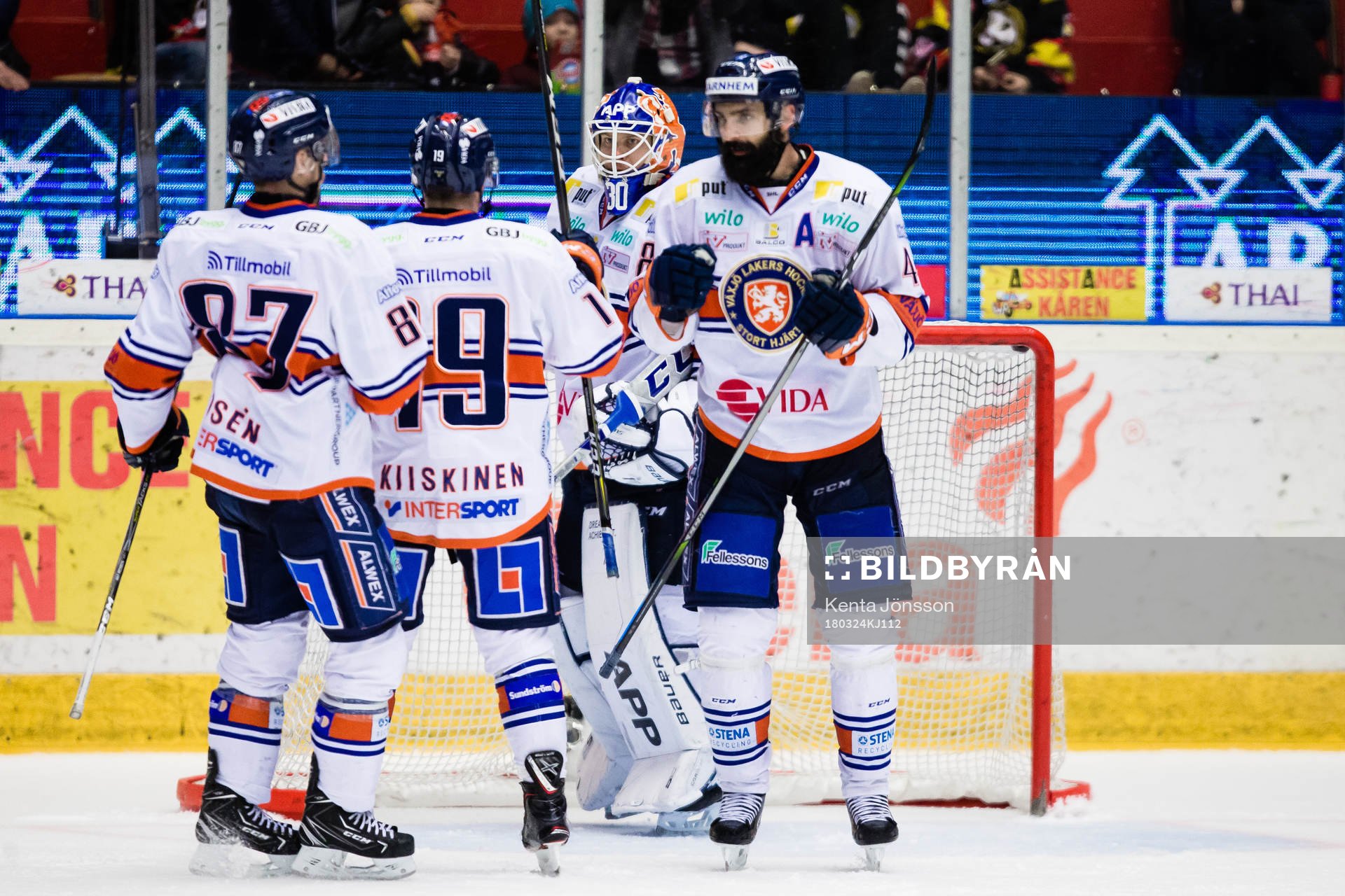 Växjös målvakt Viktor Fasth jublar med Daniel Rahimi ,