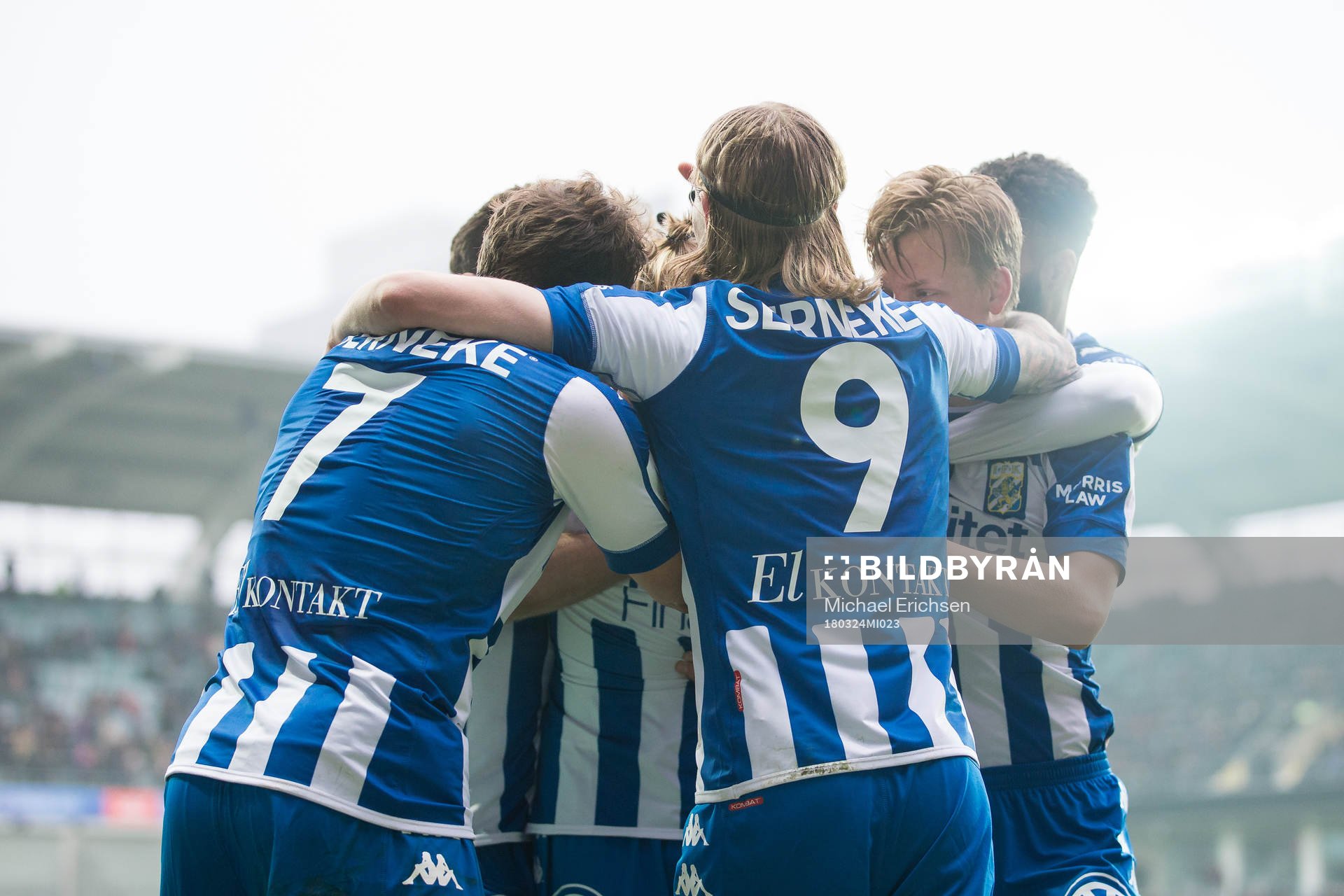 IFK Göteborgs Benjamin Nygren jublar och omfamnas av