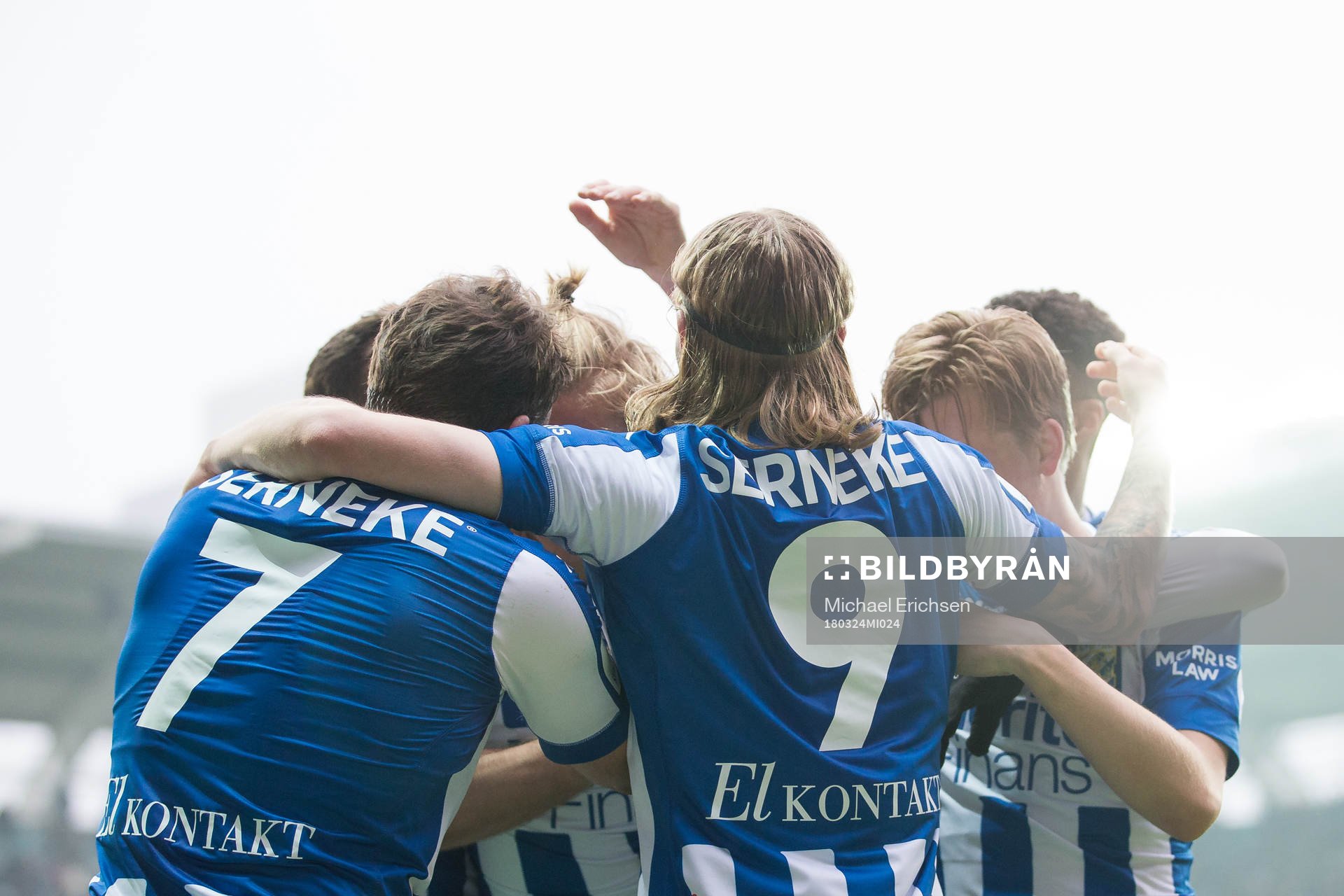 IFK Göteborgs Benjamin Nygren jublar och omfamnas av