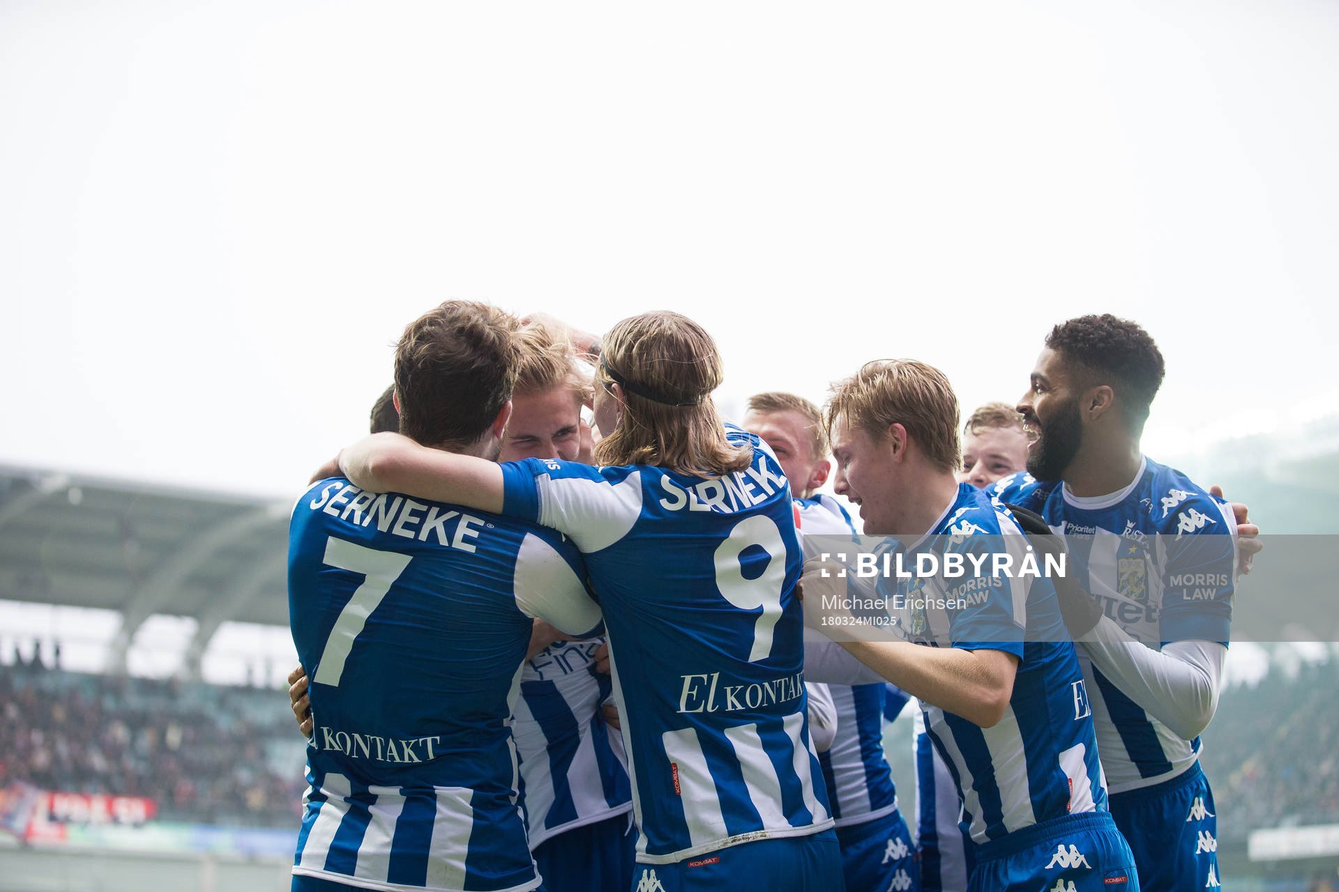 IFK Göteborgs Benjamin Nygren jublar och omfamnas av