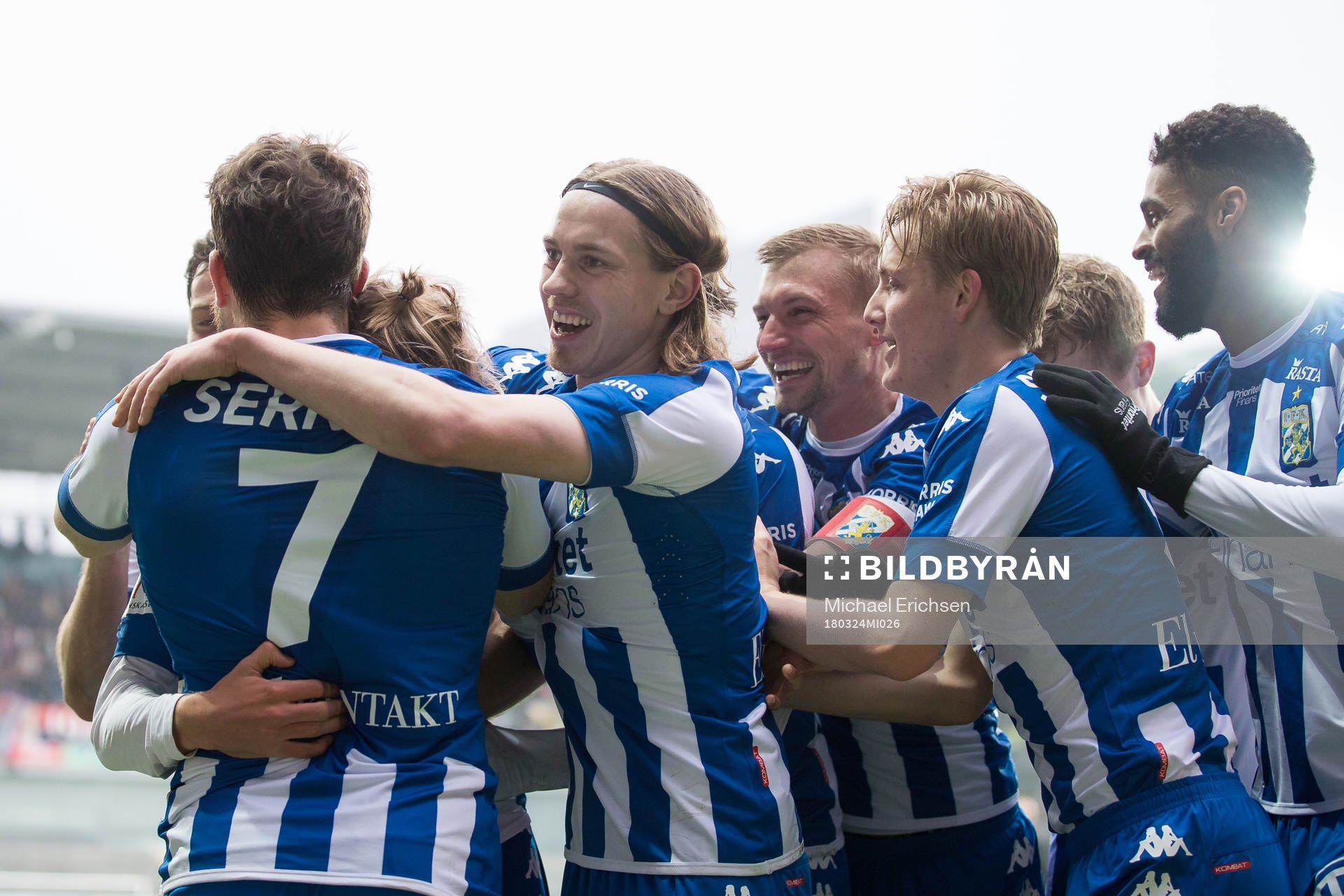 IFK Göteborgs Benjamin Nygren jublar och omfamnas av