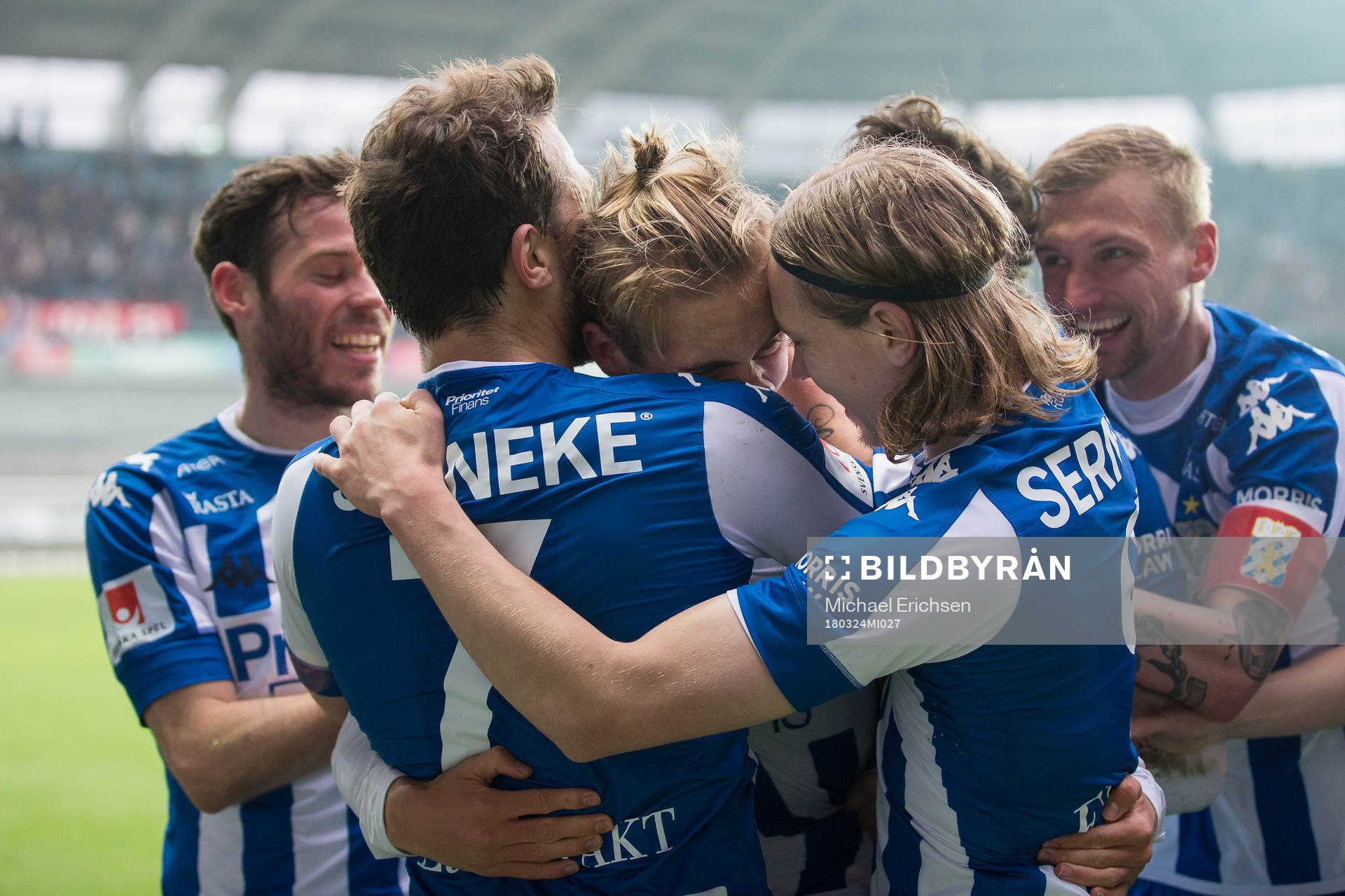 IFK Göteborgs Benjamin Nygren jublar och omfamnas av
