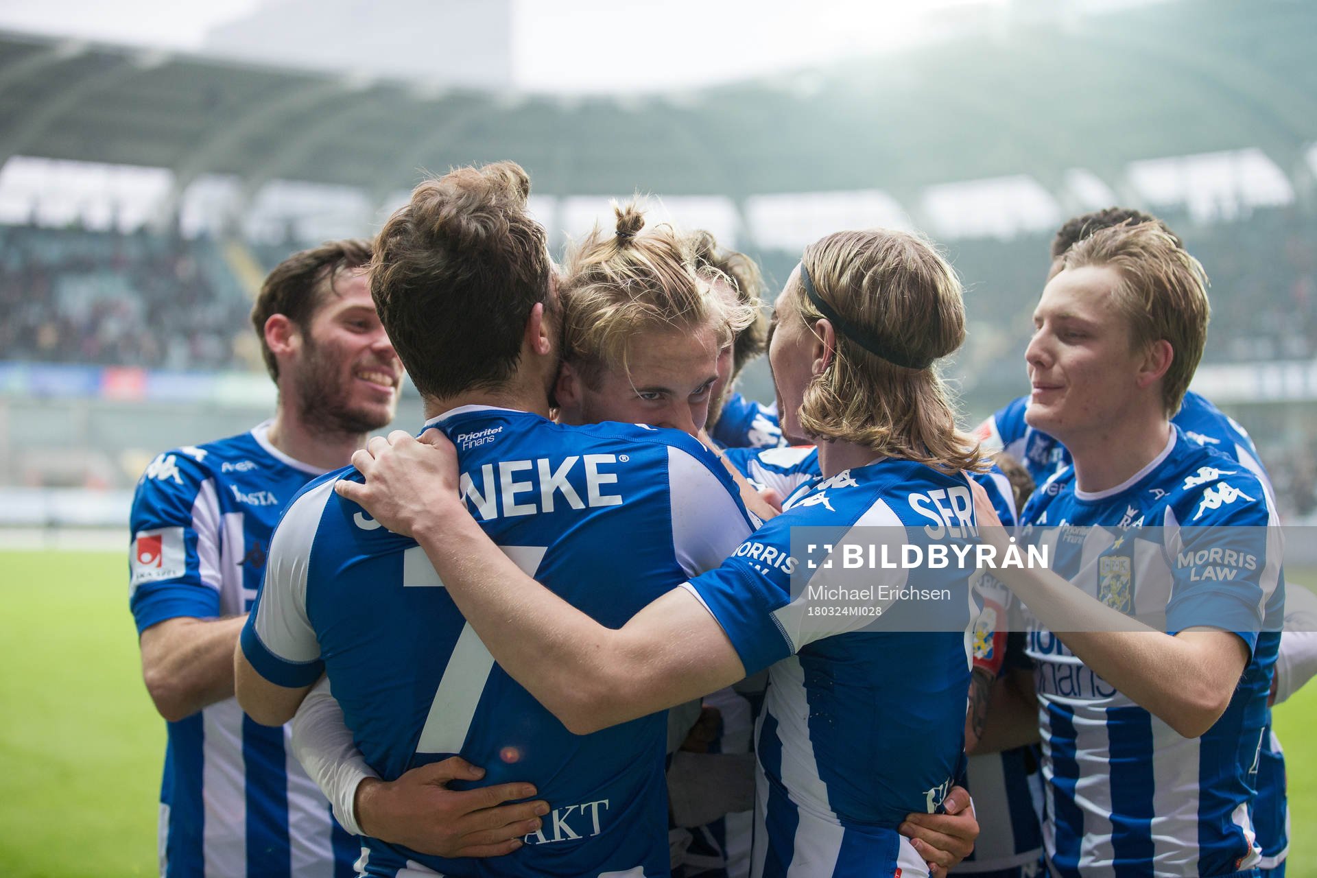IFK Göteborgs Benjamin Nygren jublar och omfamnas av
