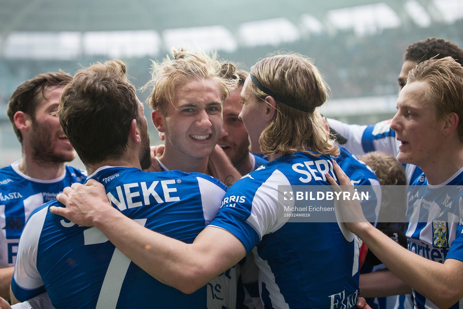 IFK Göteborgs Benjamin Nygren jublar och omfamnas av