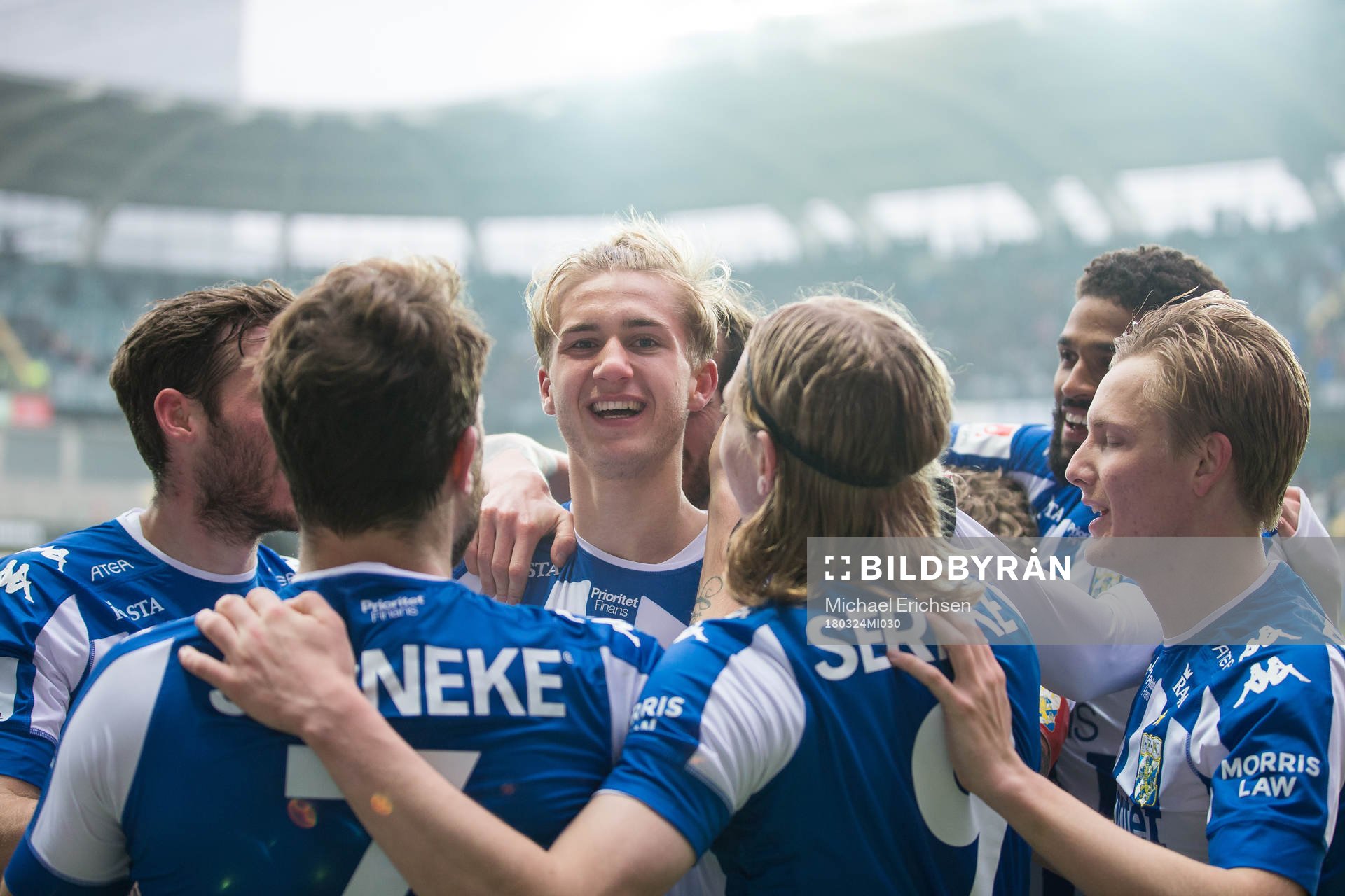 IFK Göteborgs Benjamin Nygren jublar och omfamnas av