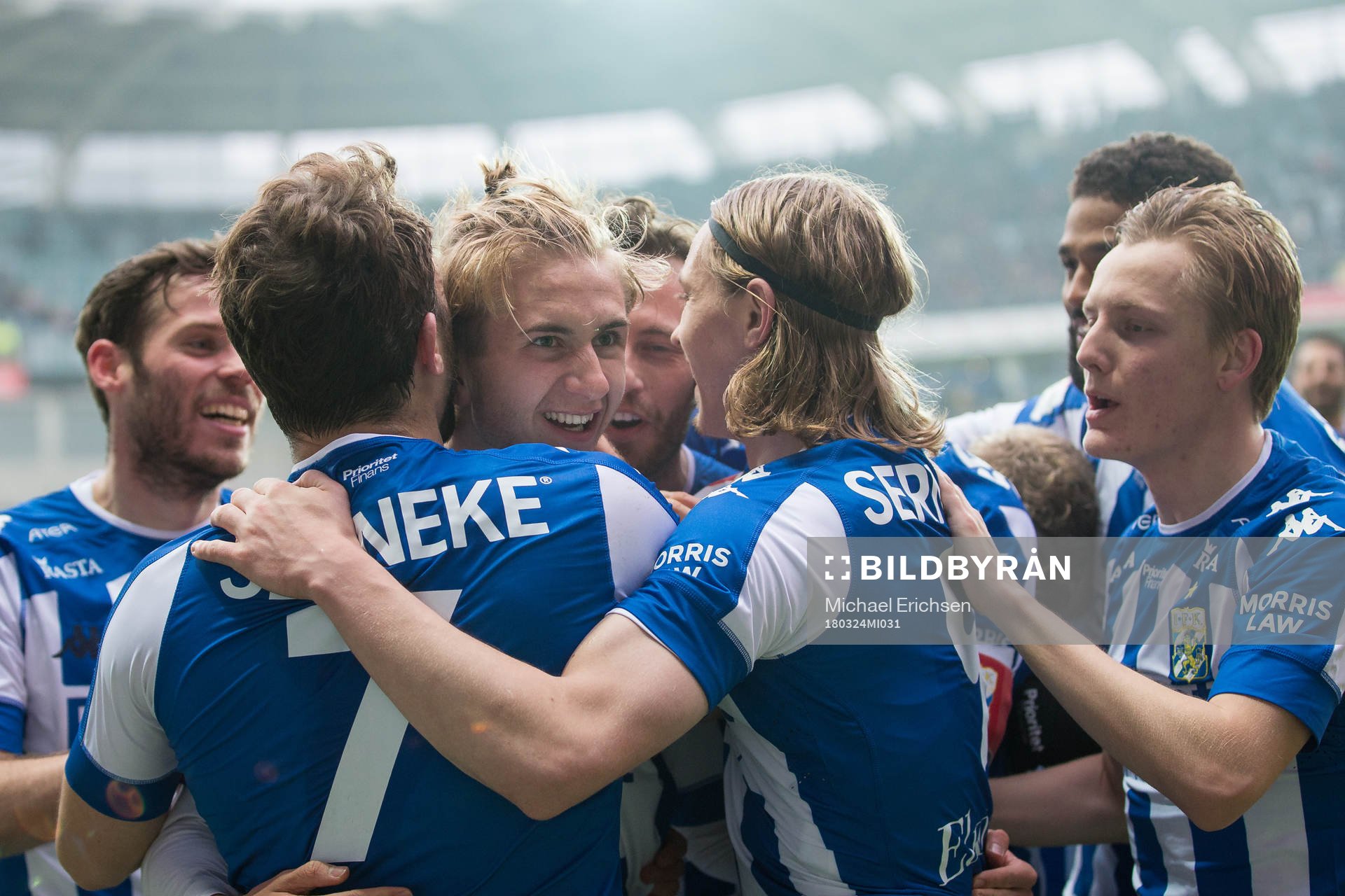 IFK Göteborgs Benjamin Nygren jublar och omfamnas av