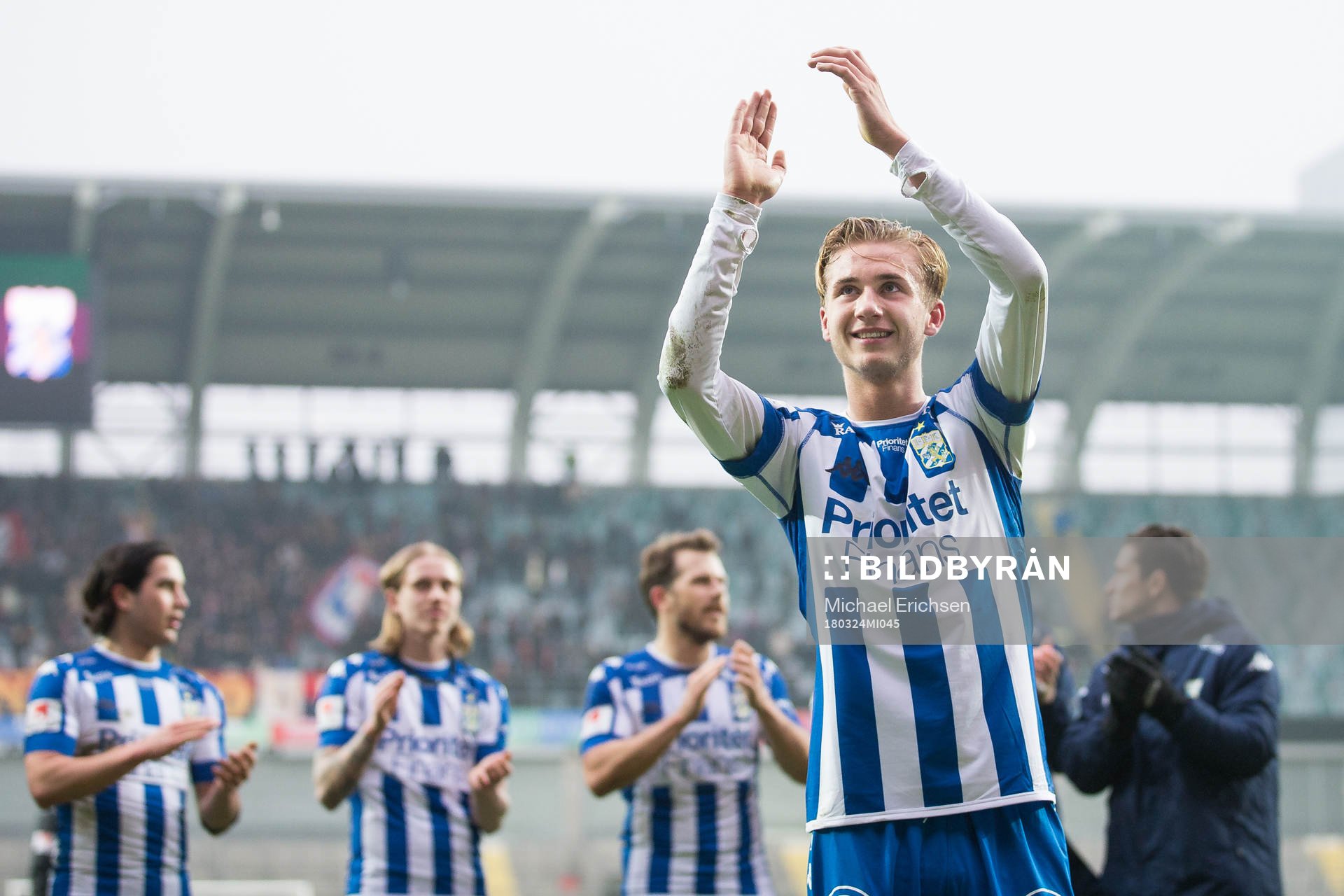 IFK Göteborgs Benjamin Nygren tackar klacken