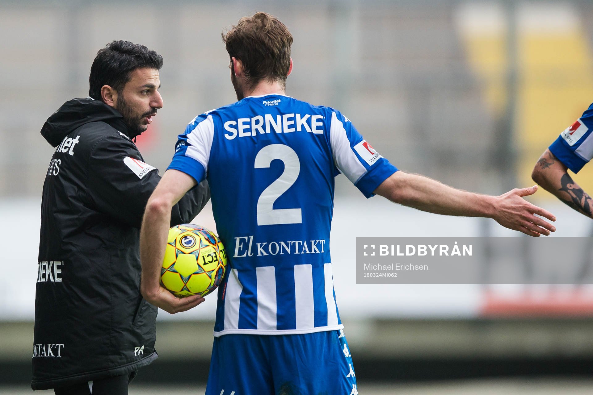 IFK Göteborgs tränare Poya Asbaghi pratar med Emil
