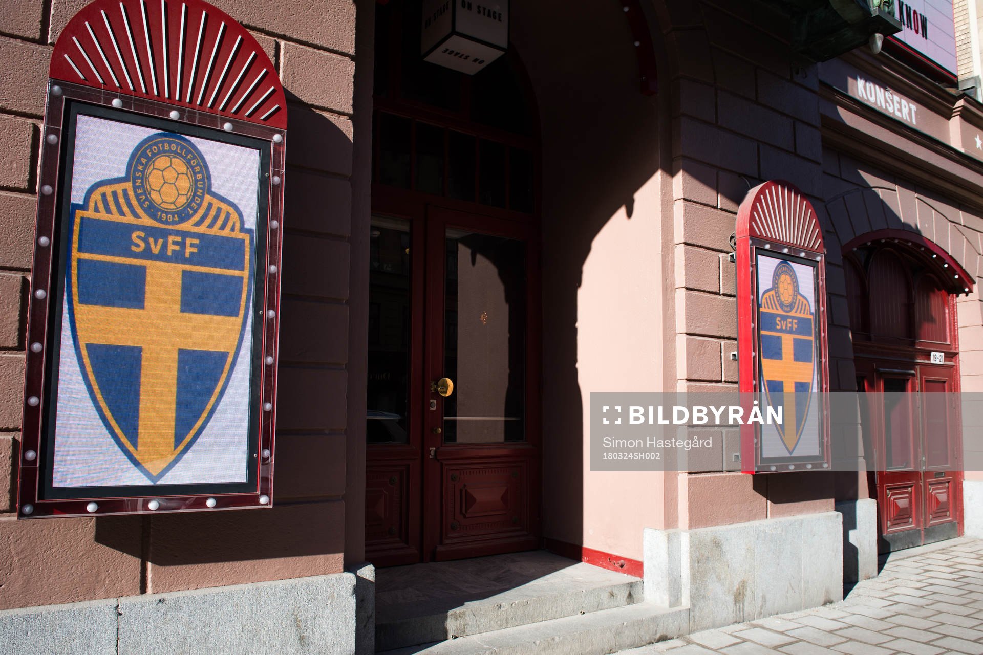 Entrén till Vasateatern före Svenska Fotbollförbundets