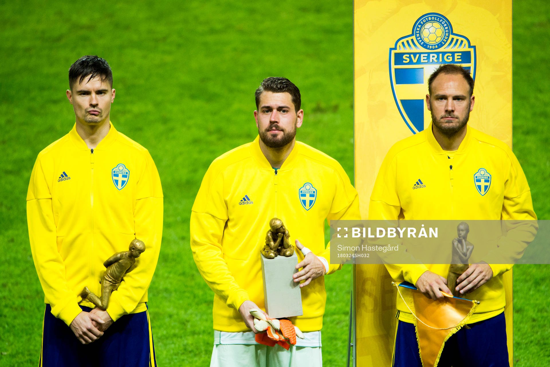 Sveriges Mikael Lustig, målvakt Kristoffer Nordfeldt och