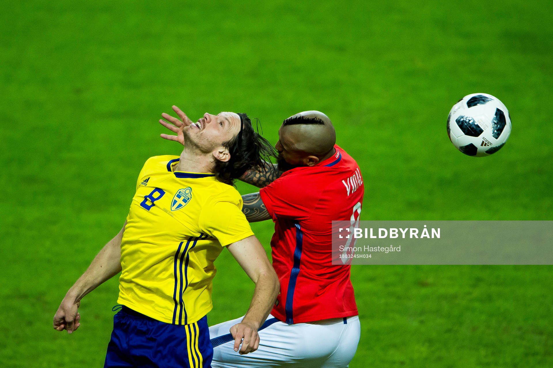 Sveriges Gustav Svensson och Chiles Arturo Vidal