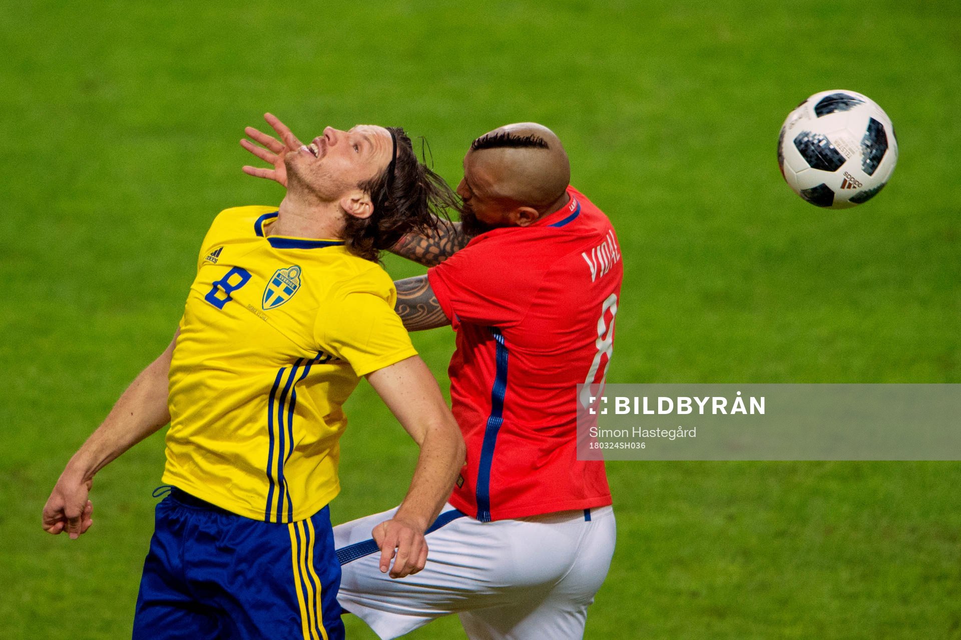 Sveriges Gustav Svensson och Chiles Arturo Vidal