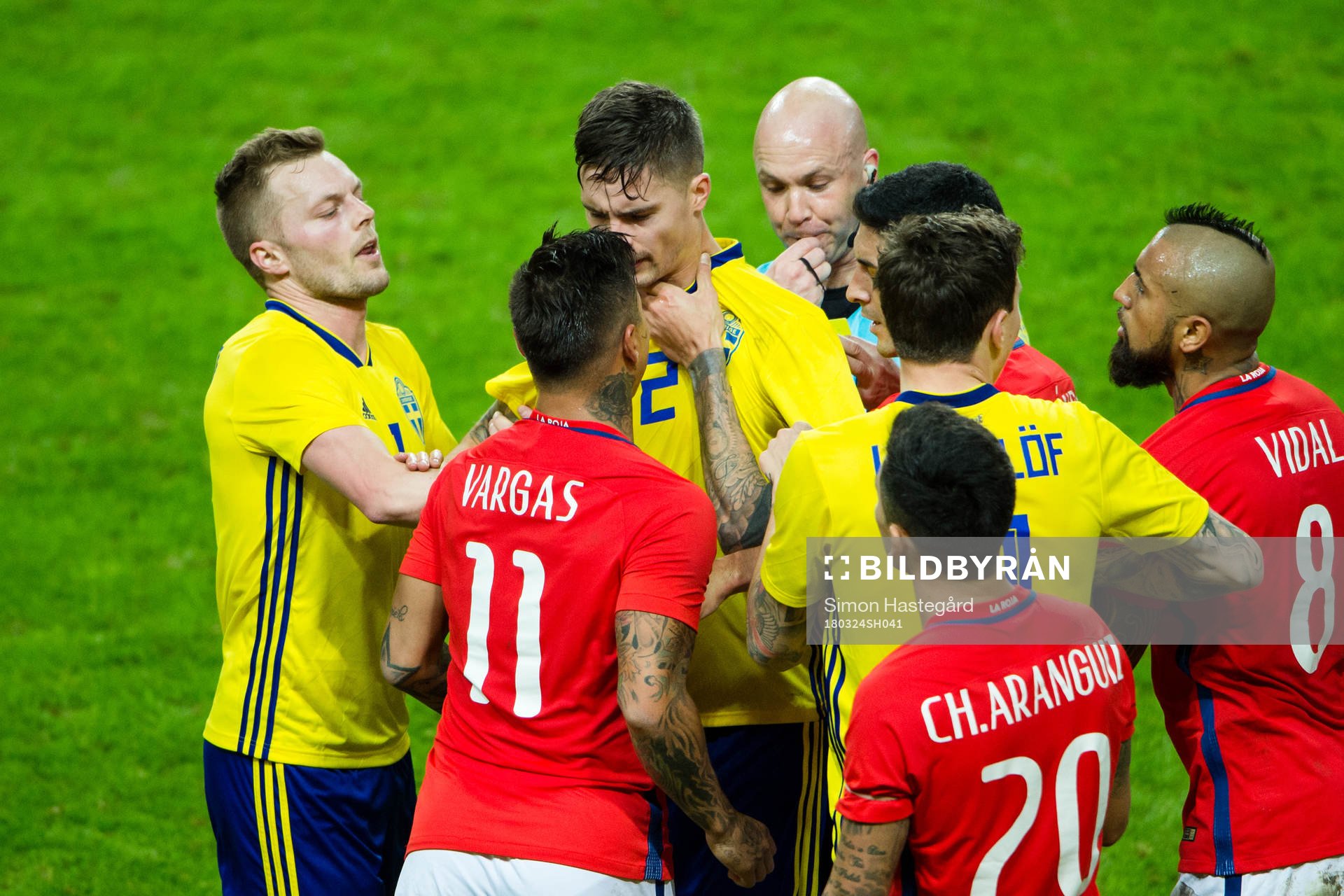 Bråk mellan Chiles Eduardo Vargas och Sveriges Mikael