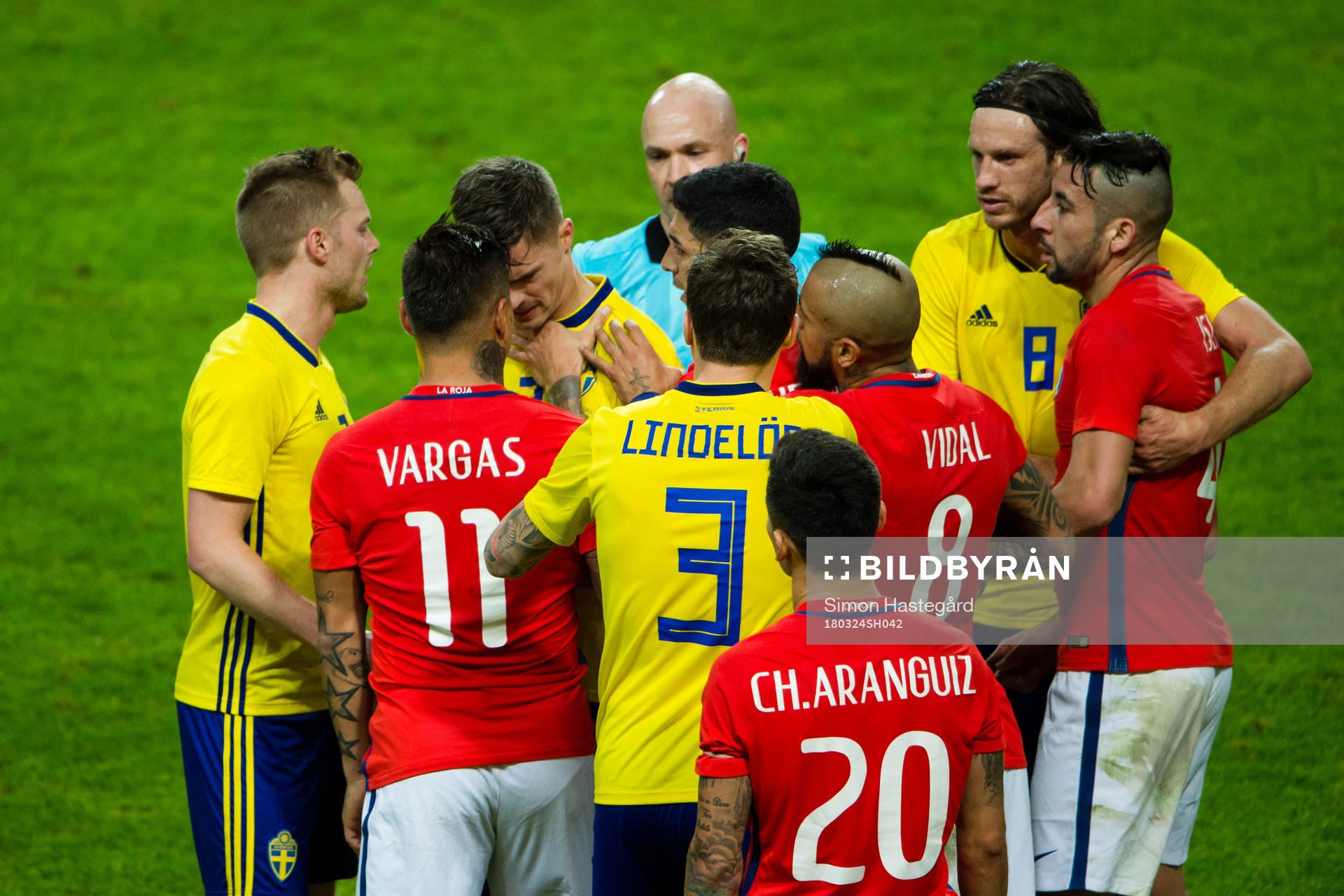 Bråk mellan Chiles Eduardo Vargas och Sveriges Mikael