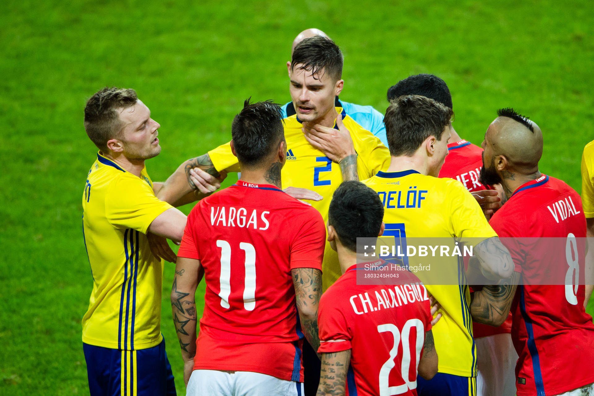 Bråk mellan Chiles Eduardo Vargas och Sveriges Mikael