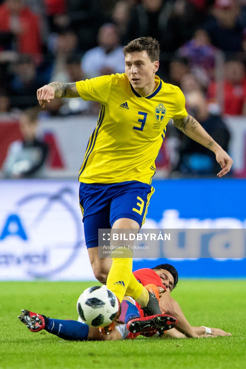 Chiles Alexis Sanchez och Sveriges Victor Nilsson Lindelöf