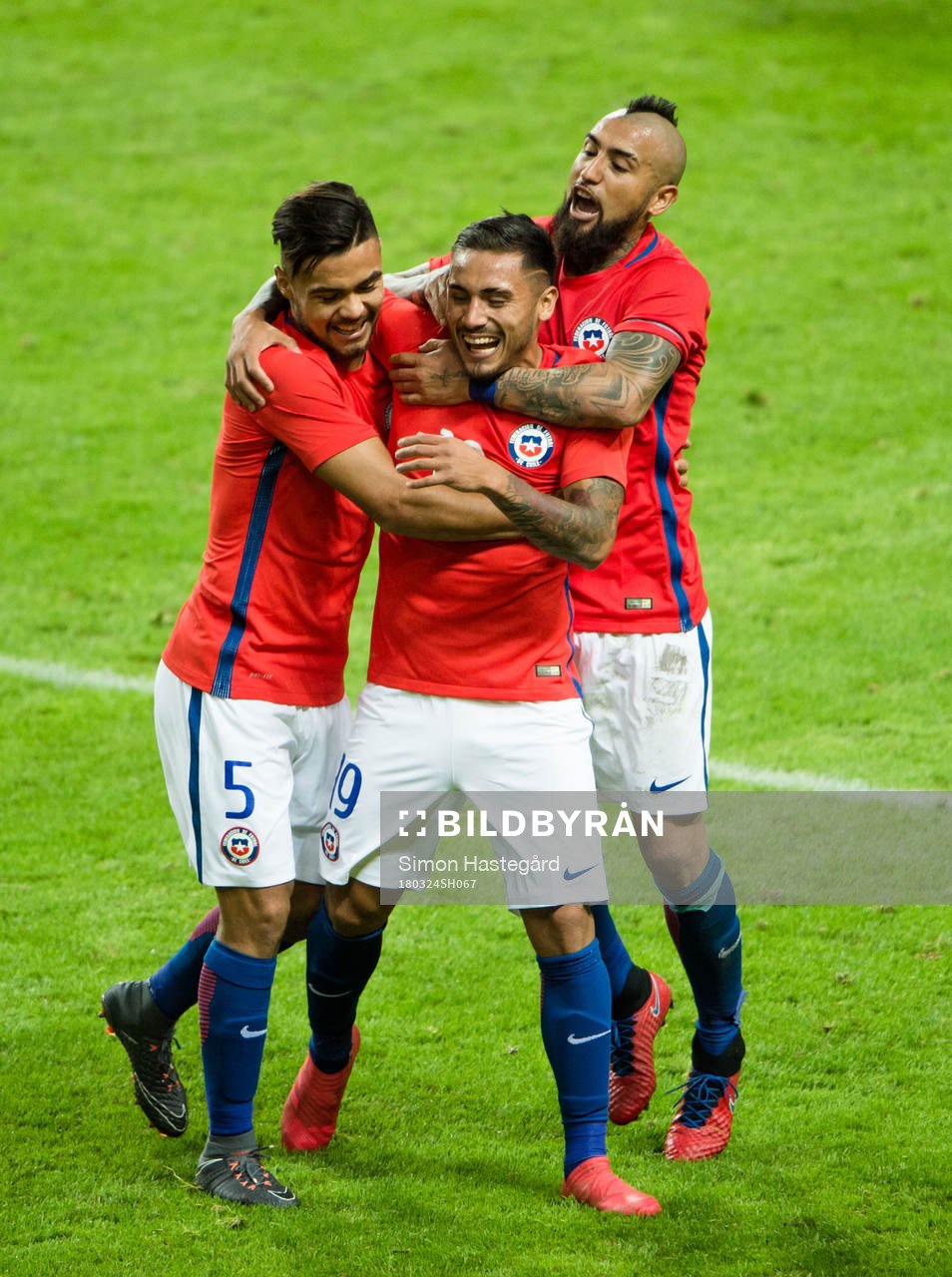 Chiles Paulo Diaz , Marcos Bolados och Arturo Vidal jublar