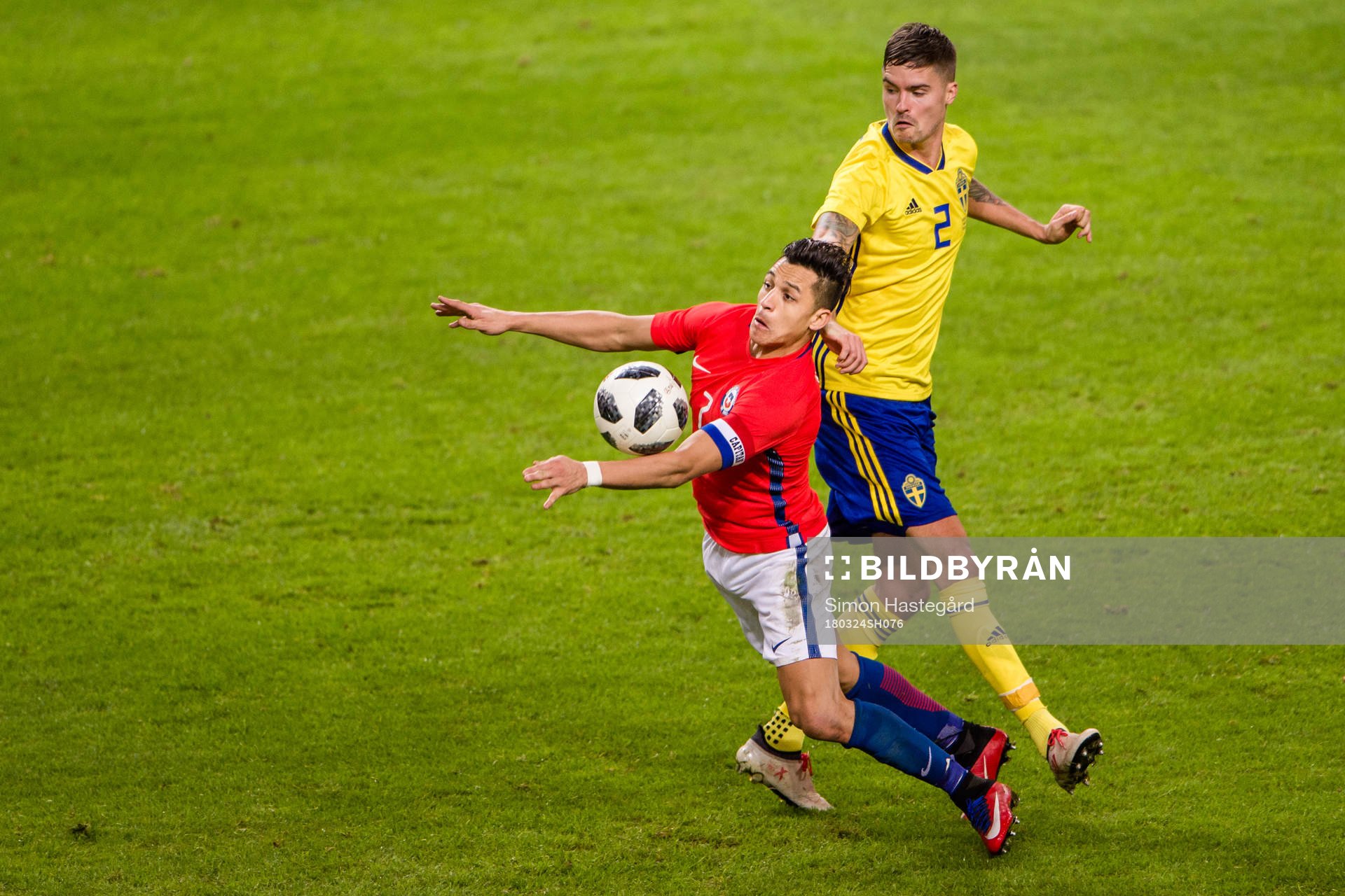 Chiles Alexis Sanchez och Sveriges Mikael Lustig