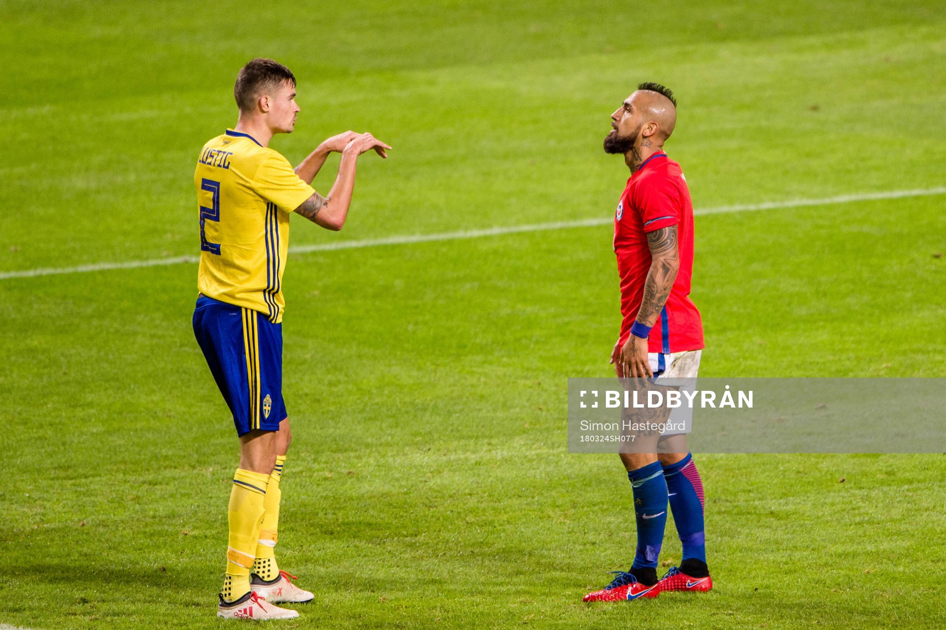 Sveriges Mikael Lustig och Chiles Arturo Vidal