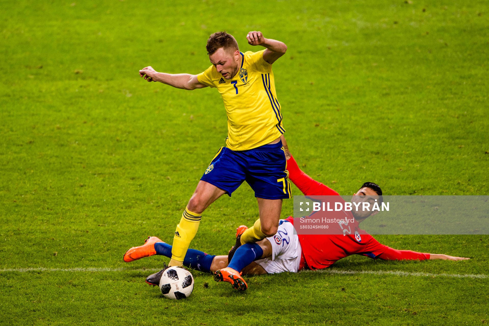 Sveriges Sebastian Larsson och Chiles Diego Valdés