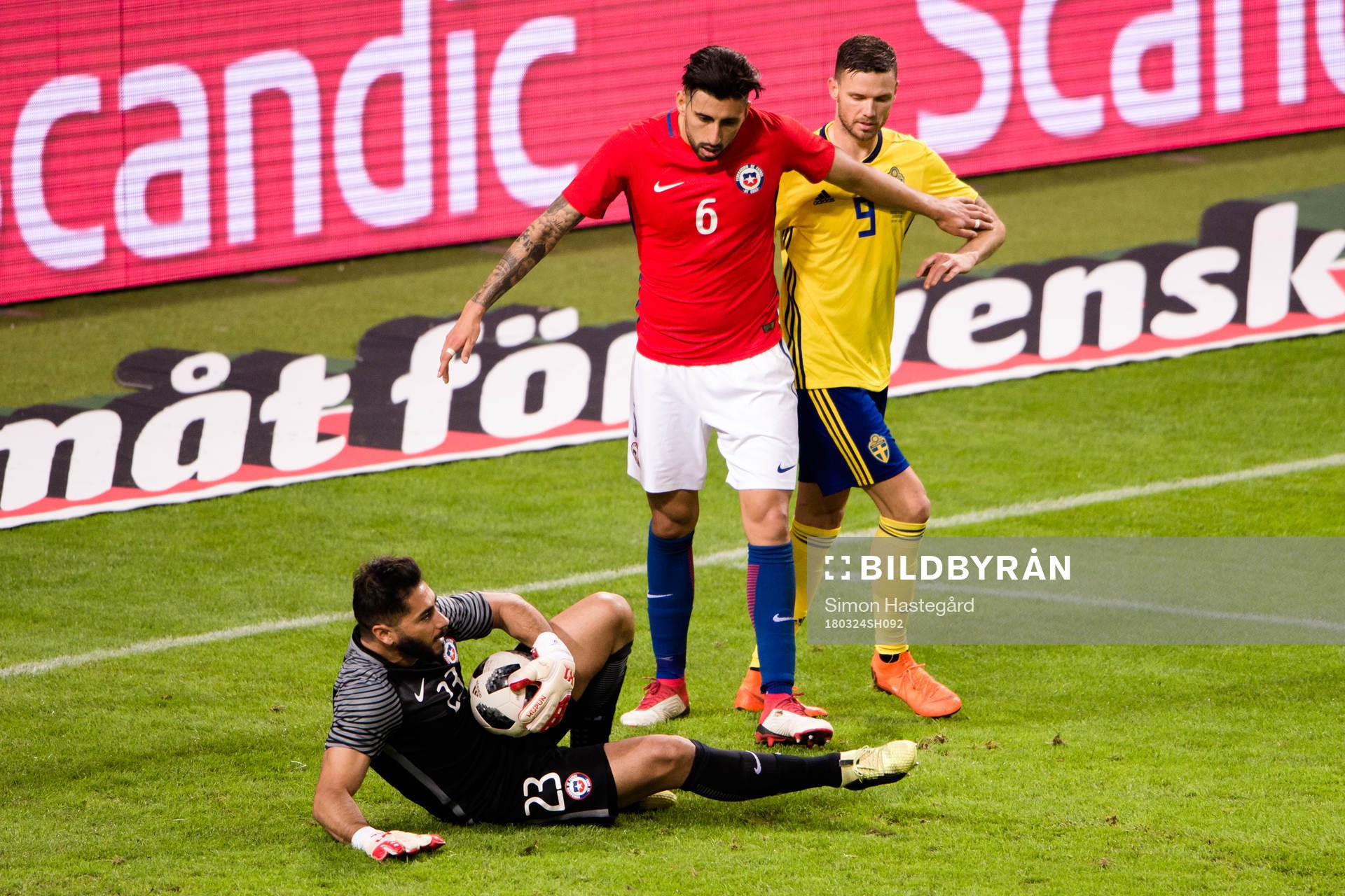 Chiles målvakt Johnny Herrera räddar skott framför