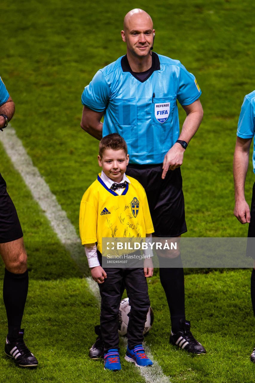 Lukas Wilhelmsson, utdelare av matchbollen, före
