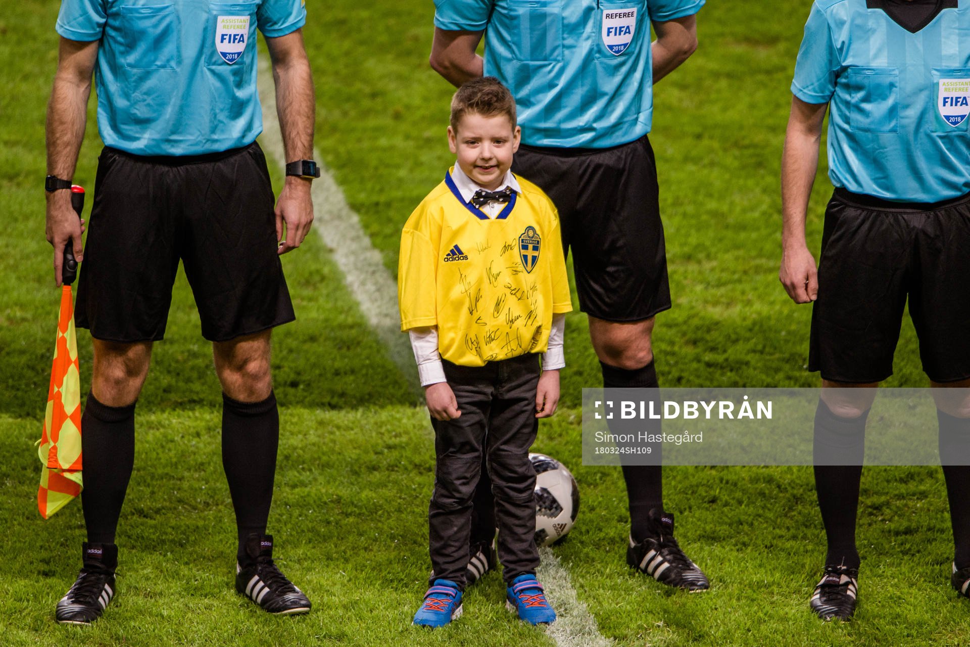 Lukas Wilhelmsson, utdelare av matchbollen, före