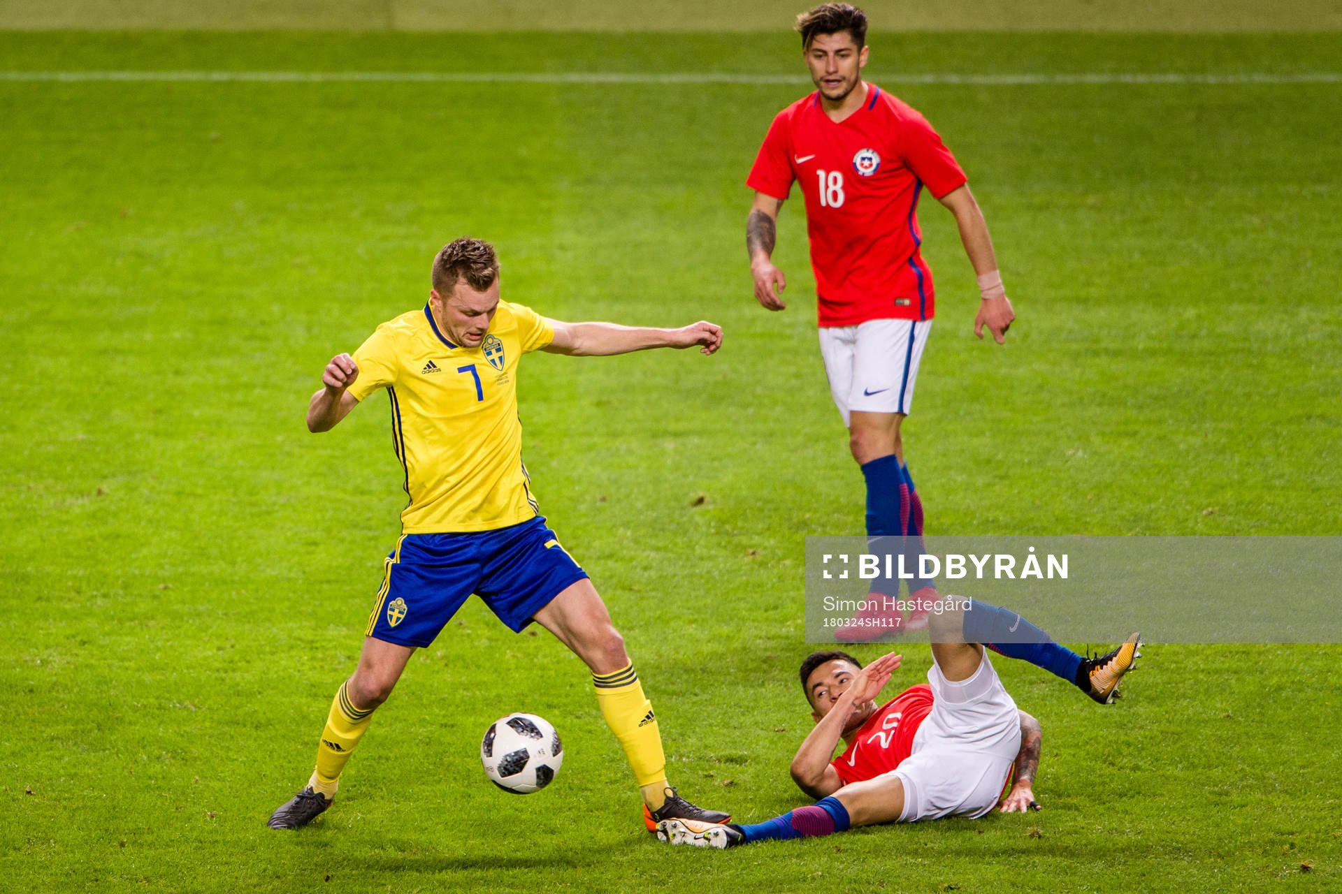 Sveriges Sebastian Larsson i en kamp mot  Chiles Charles