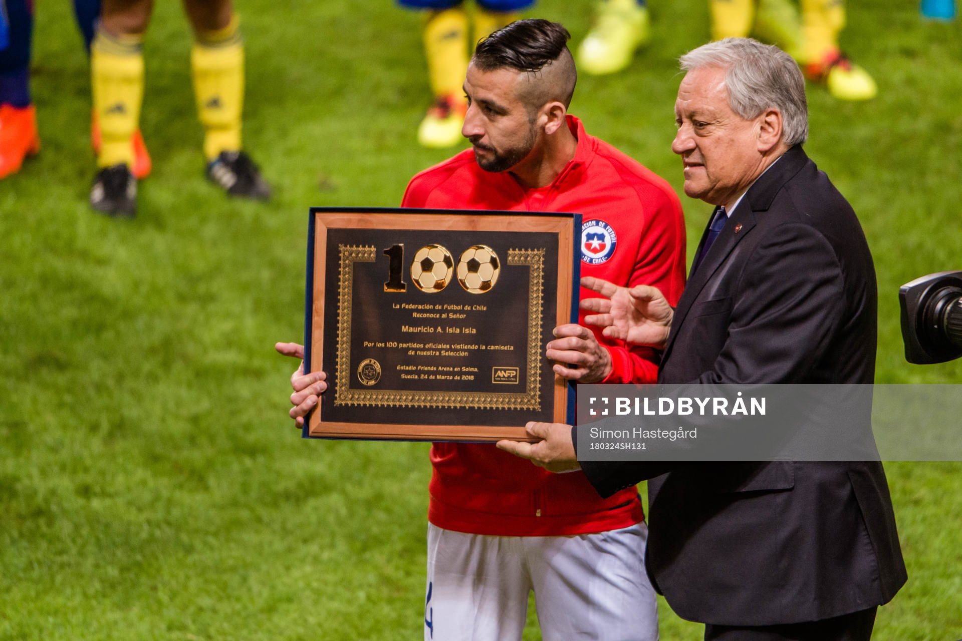 Chiles Mauricio Isla uppmärksammas före