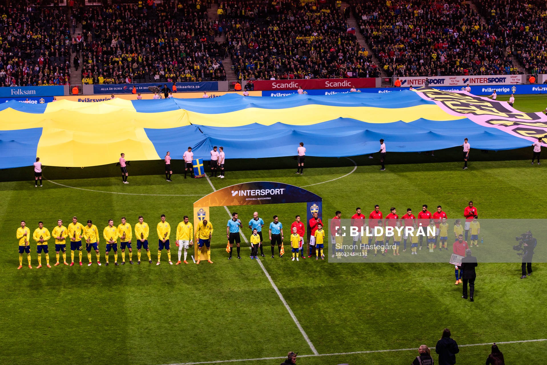 Startelvorna före träningslandskampen i fotboll mellan