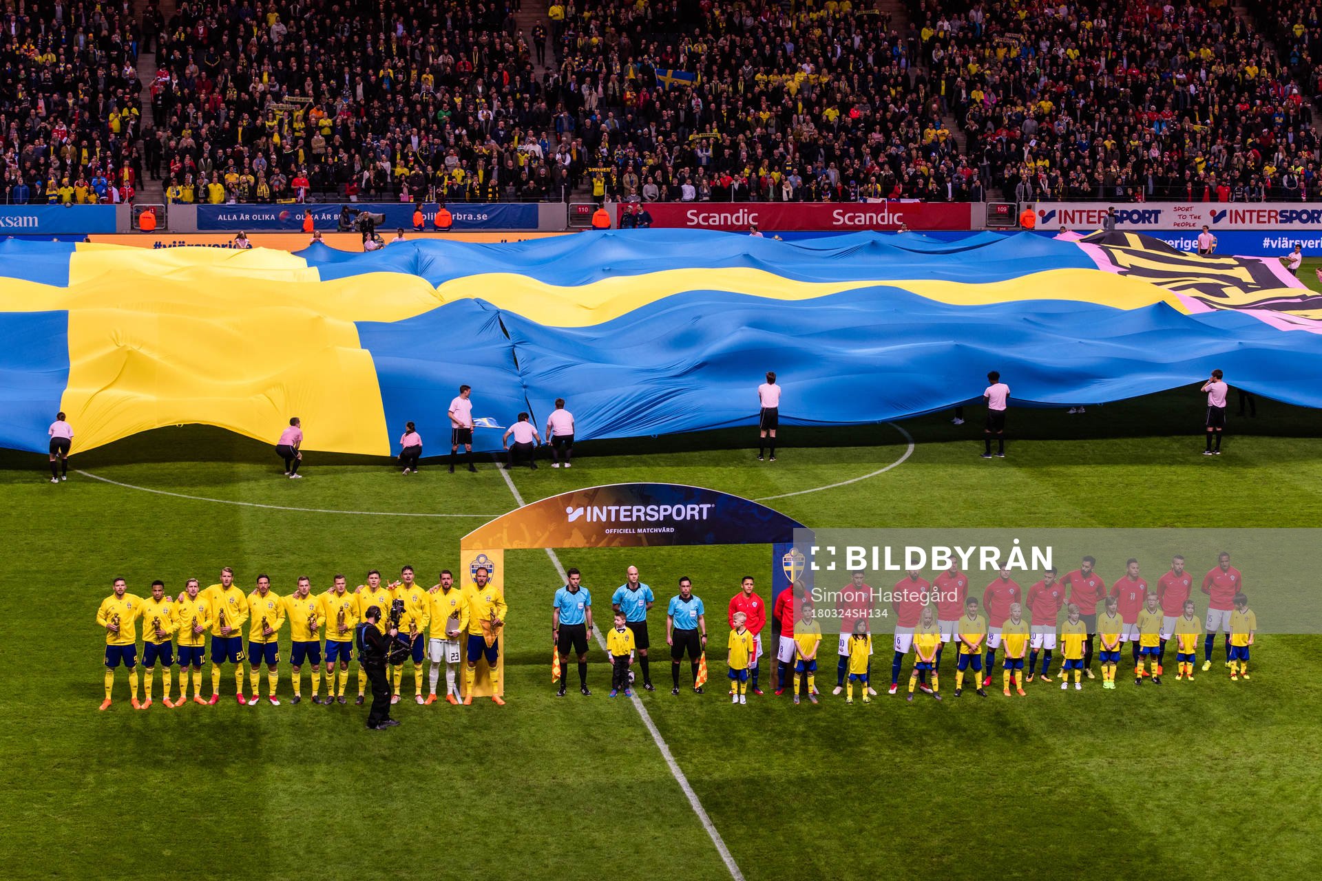 Startelvorna före träningslandskampen i fotboll mellan