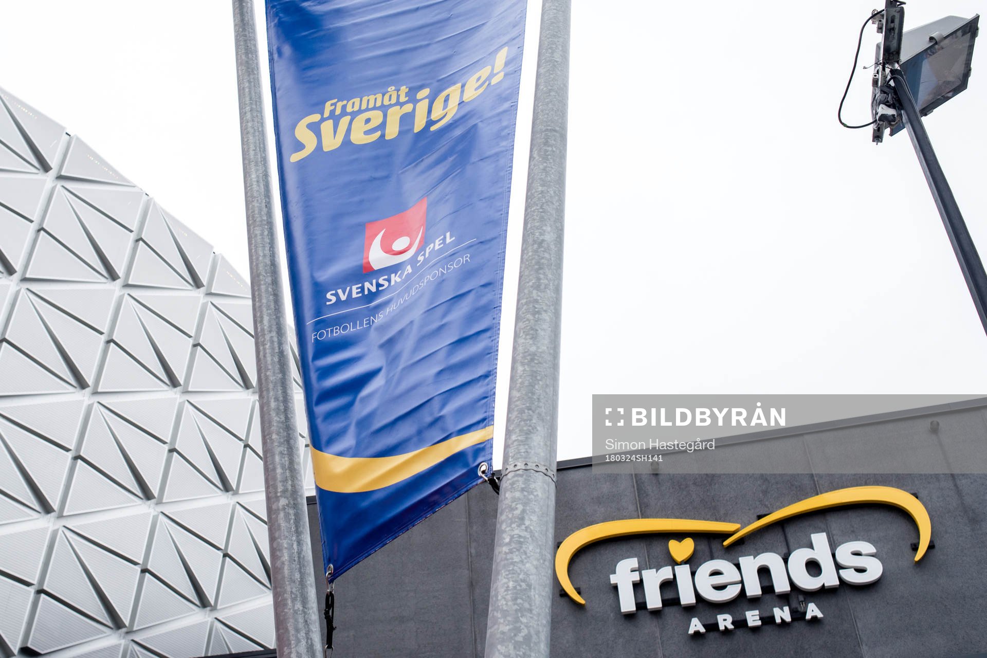 Vepa på lyktstolpe utanför Friends Arena före