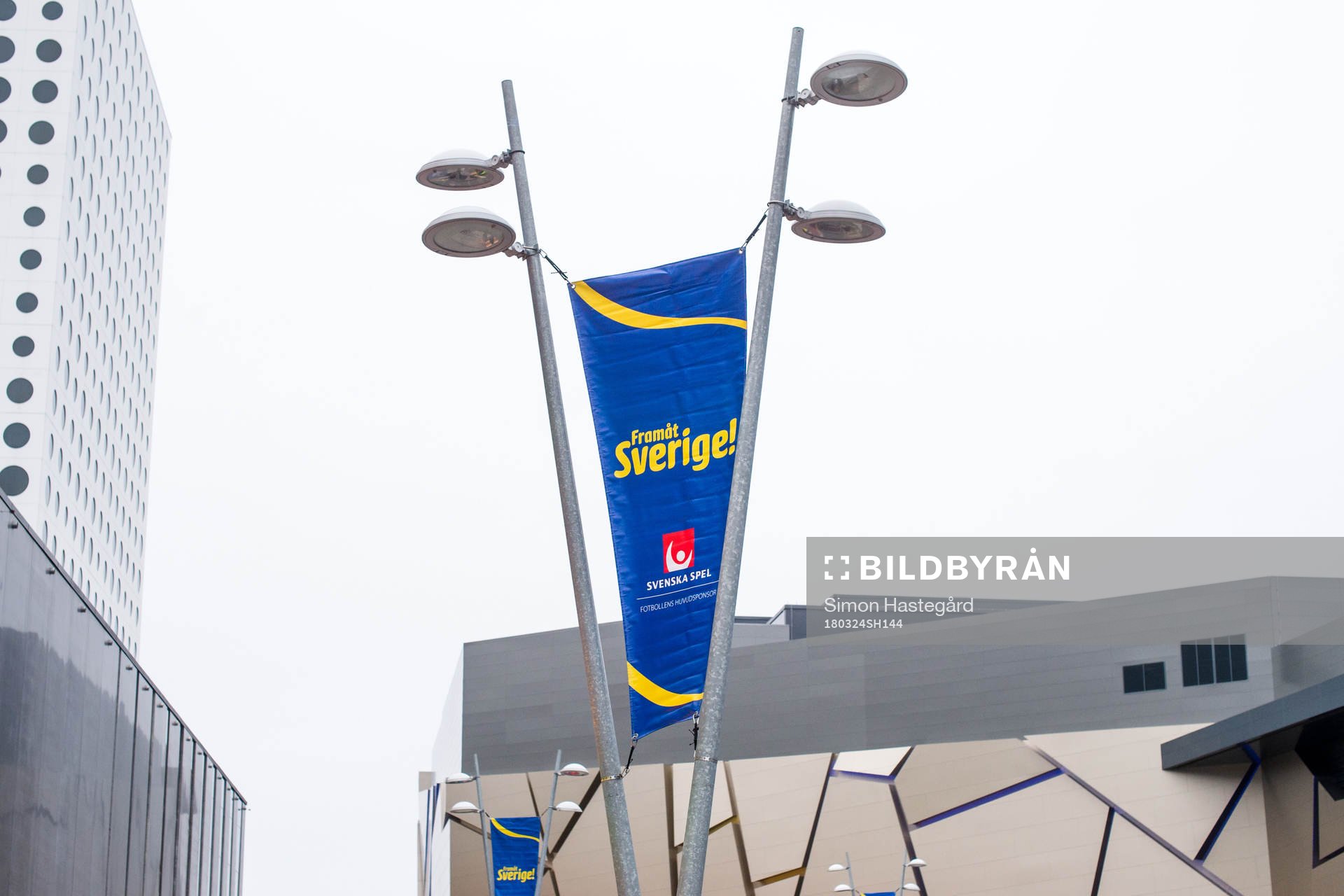 Vepa på lyktstolpe utanför Friends Arena före