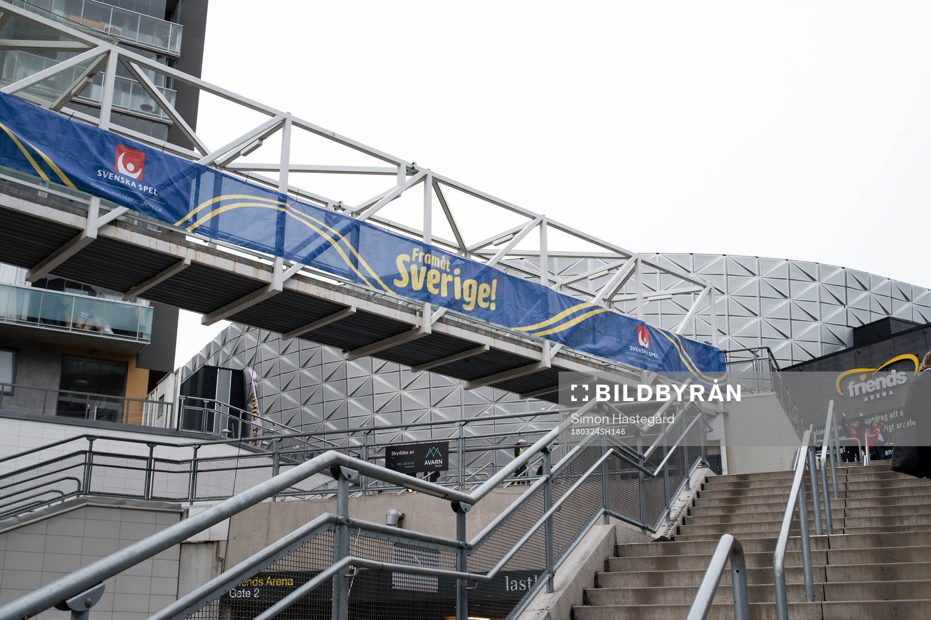 Vepa på gångbro utanför Friends Arena före