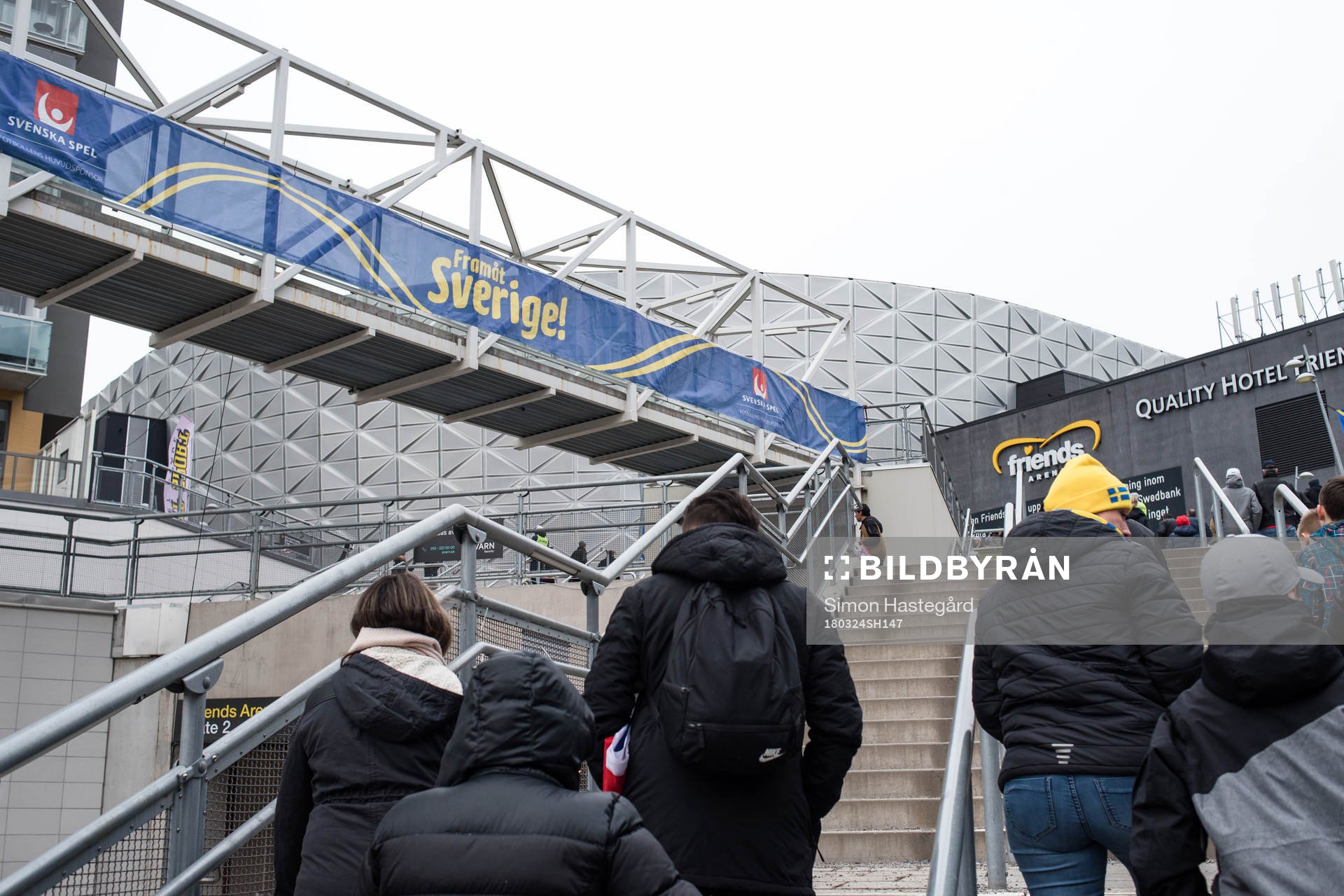 Vepa på gångbro utanför Friends Arena före