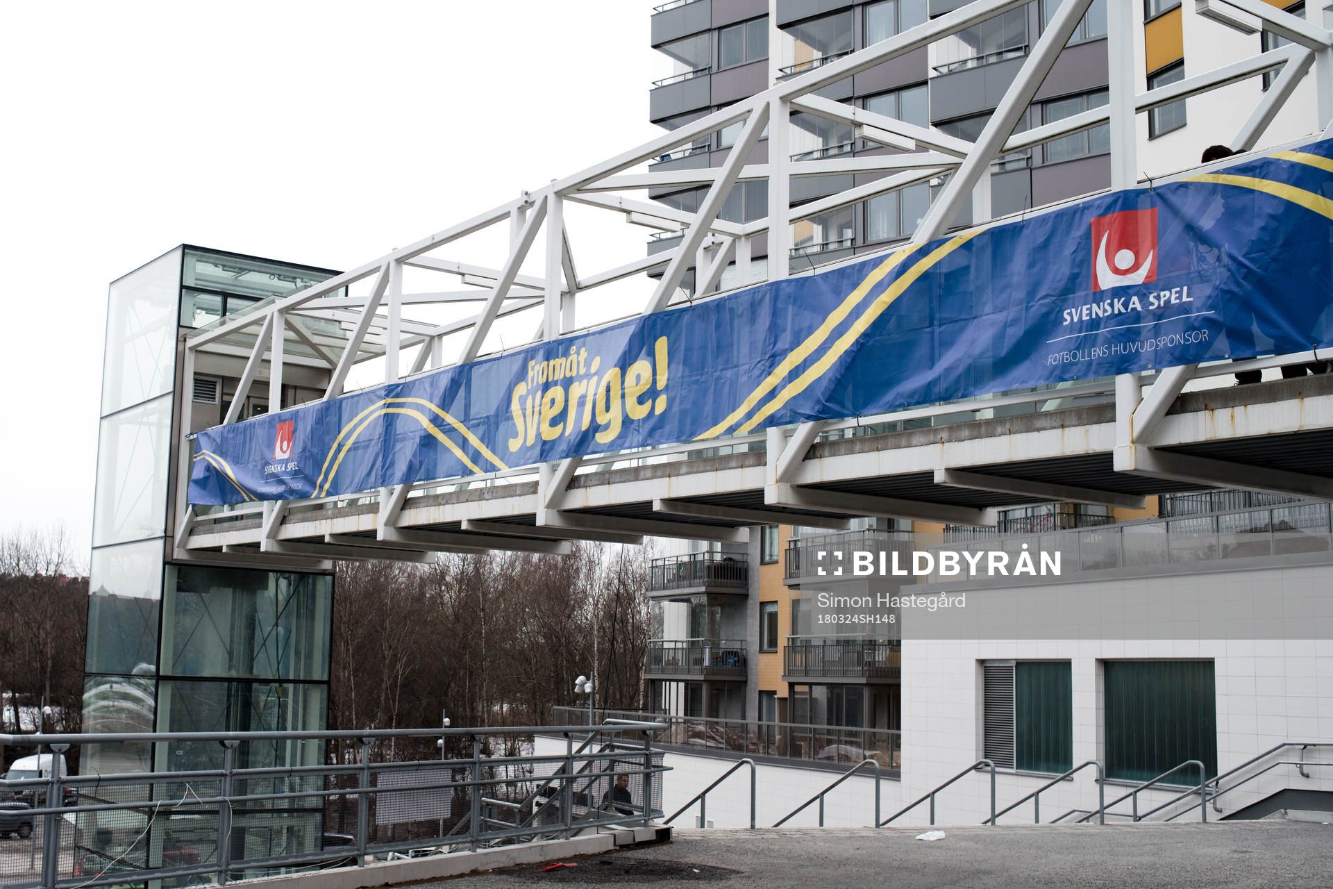 Vepa på gångbro utanför Friends Arena före