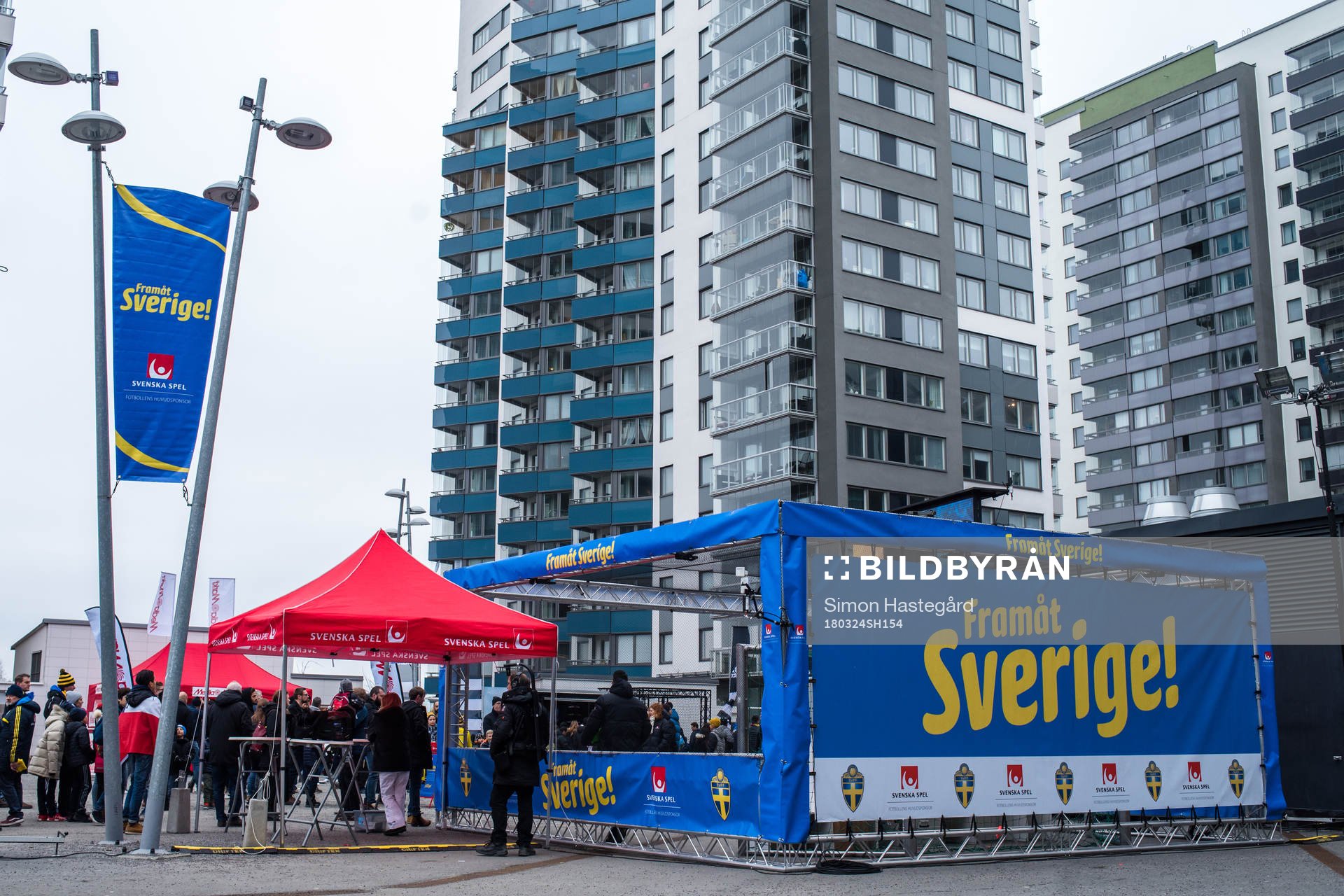 Fan Zone utanför Friends Arena före  träningslandskampen