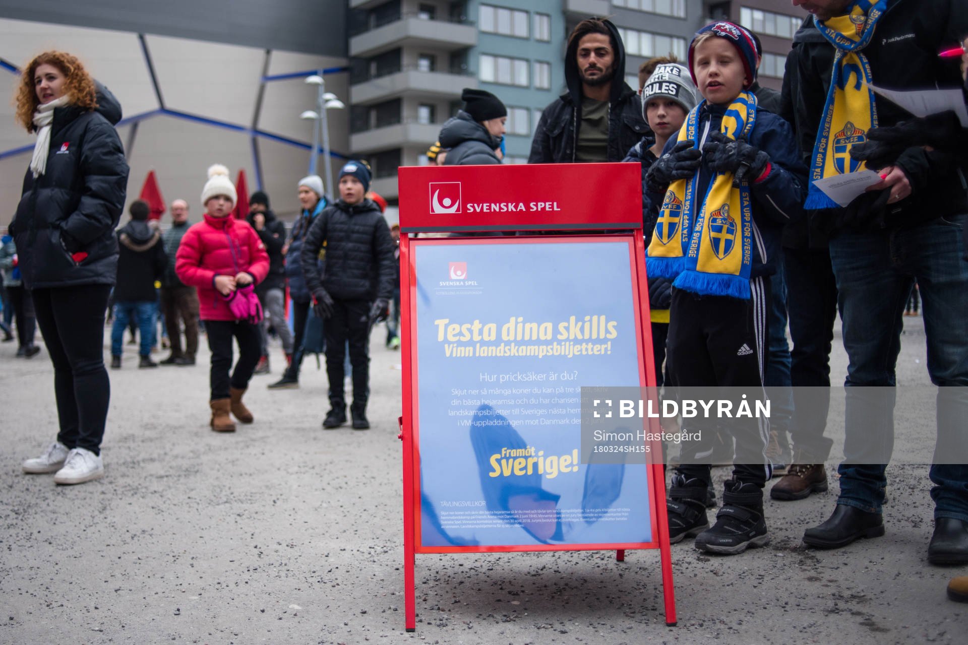 Fan Zone utanför Friends Arena före  träningslandskampen