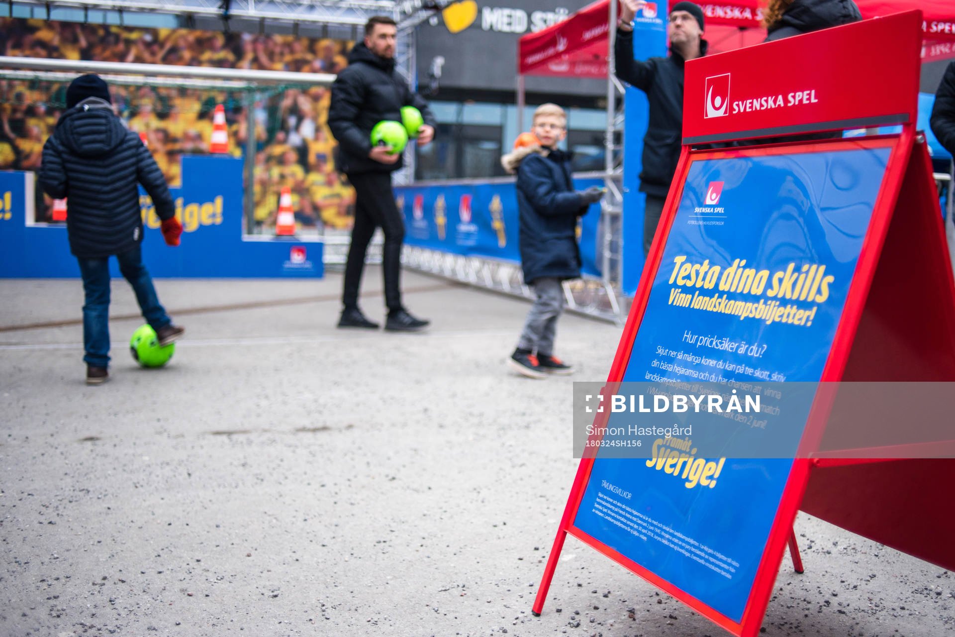 Fan Zone utanför Friends Arena före  träningslandskampen