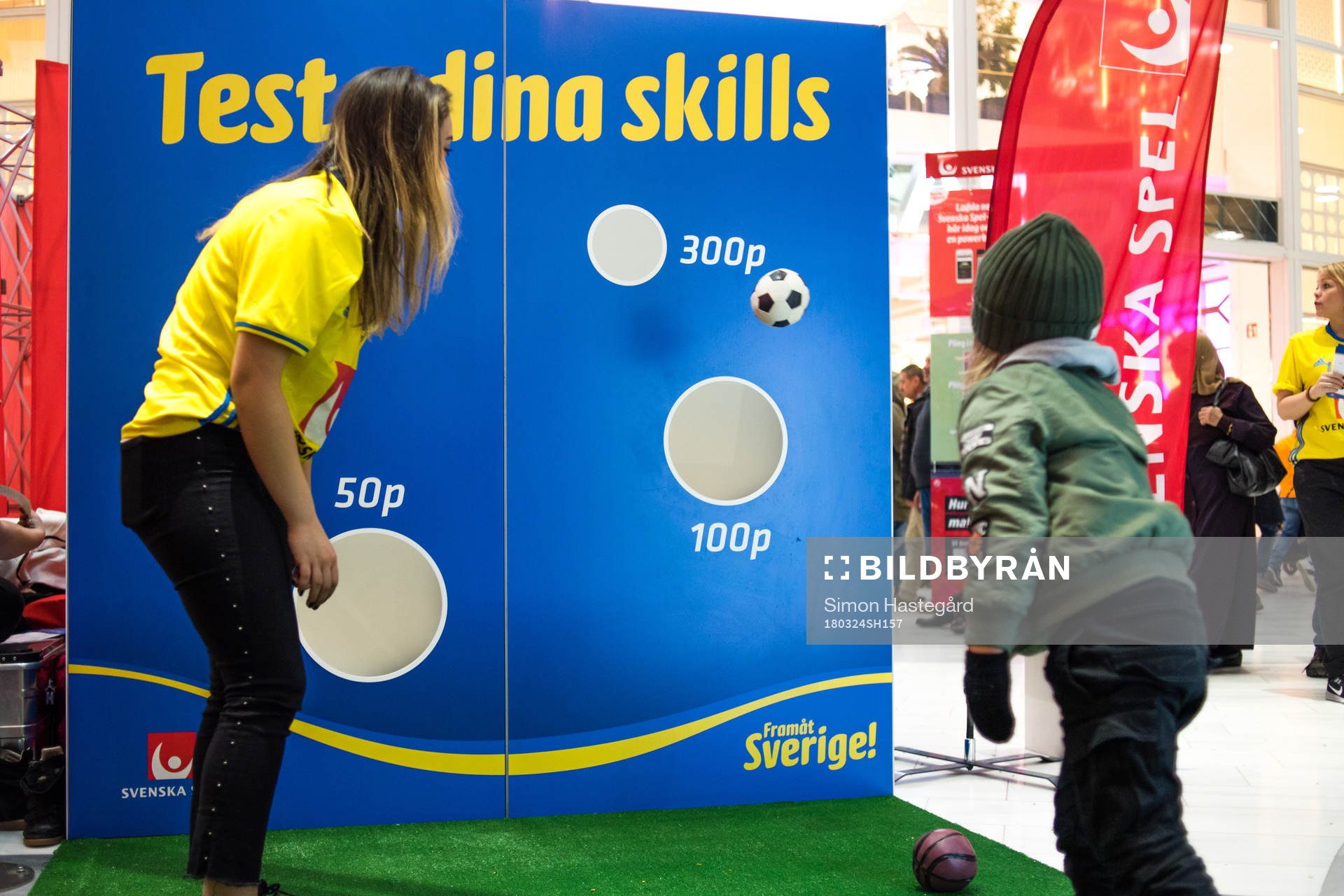 Bollkastning inne på Mall of Scandinavia före