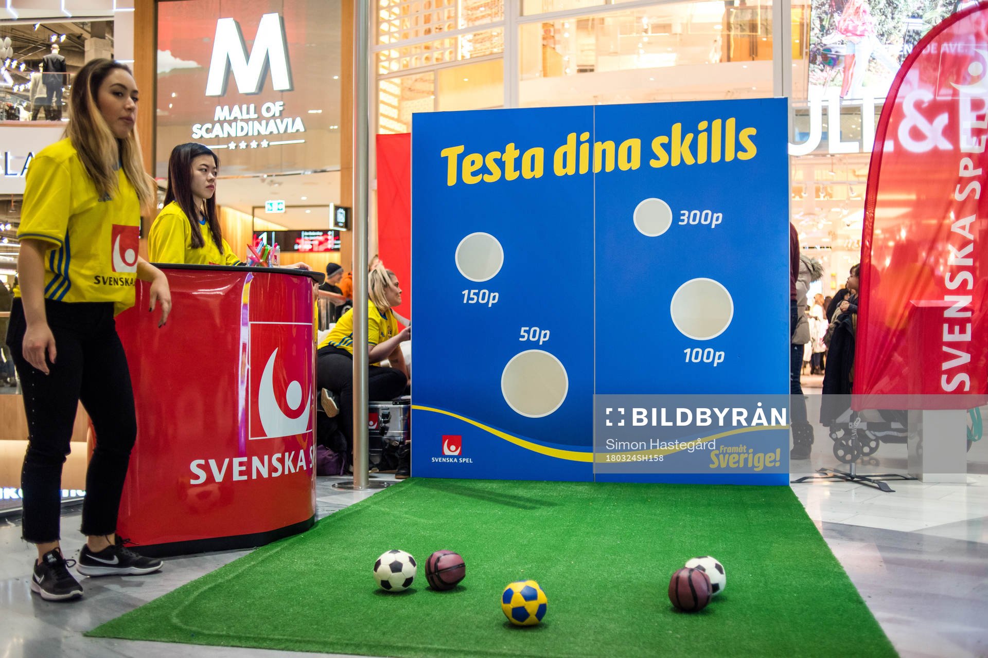 Bollkastning inne på Mall of Scandinavia före